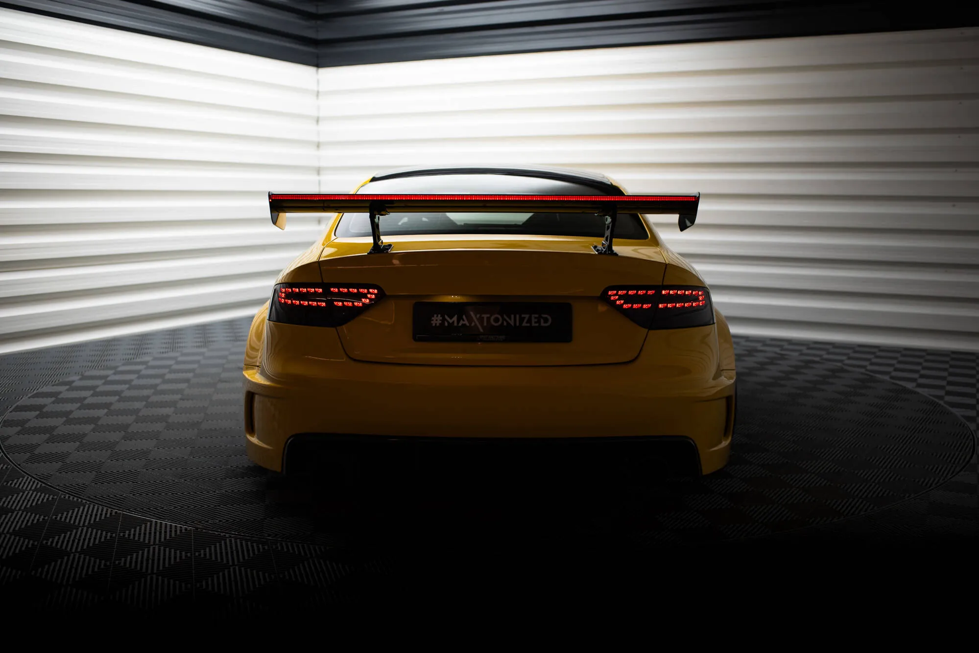 Hekkspoiler med indre bøyler med LED Audi A5 2007-2016 | Carbon Fiber Edition