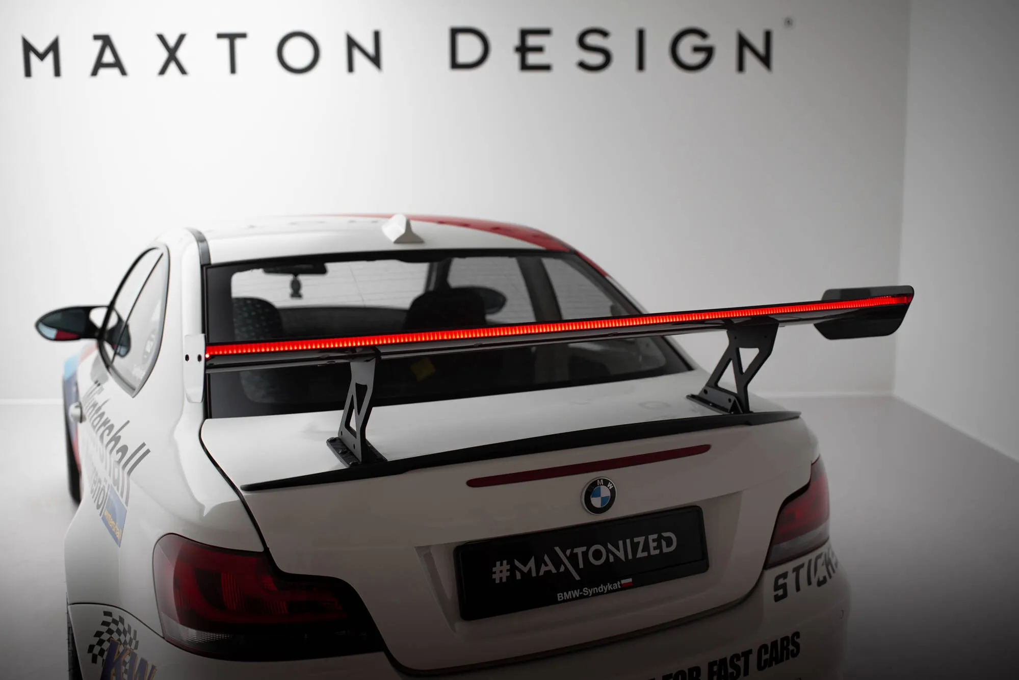 Hekkspoiler med indre bøyler med LED BMW 1 (E81) 2007 - 2012| Carbon Fiber Edition V1