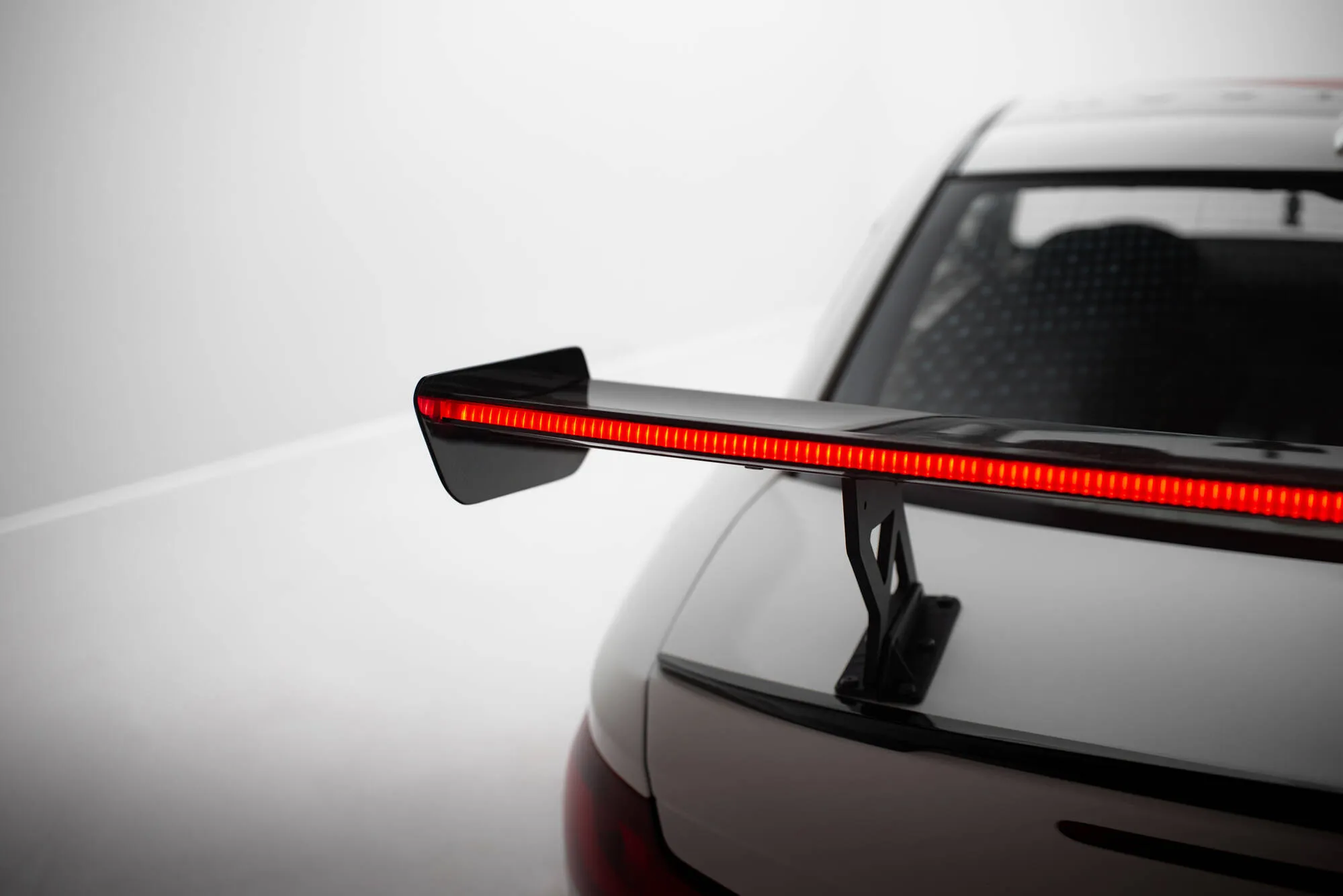 Hekkspoiler med indre bøyler med LED BMW 1 (E81) 2007 - 2012| Carbon Fiber Edition V1 – bilde 2
