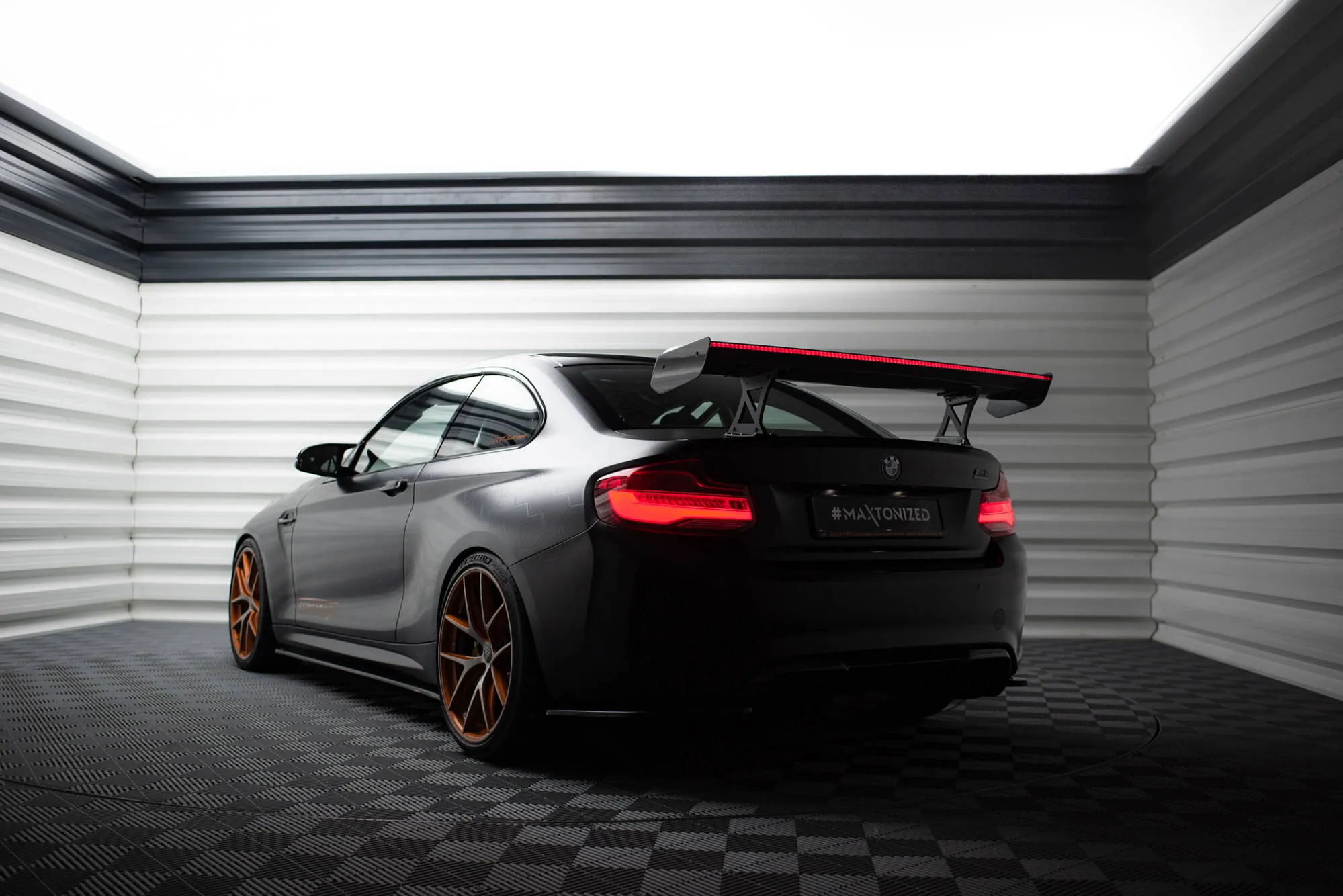 Hekkspoiler med indre bøyler med LED BMW M2 (F87) 2015-2022 | Carbon Fiber Edition