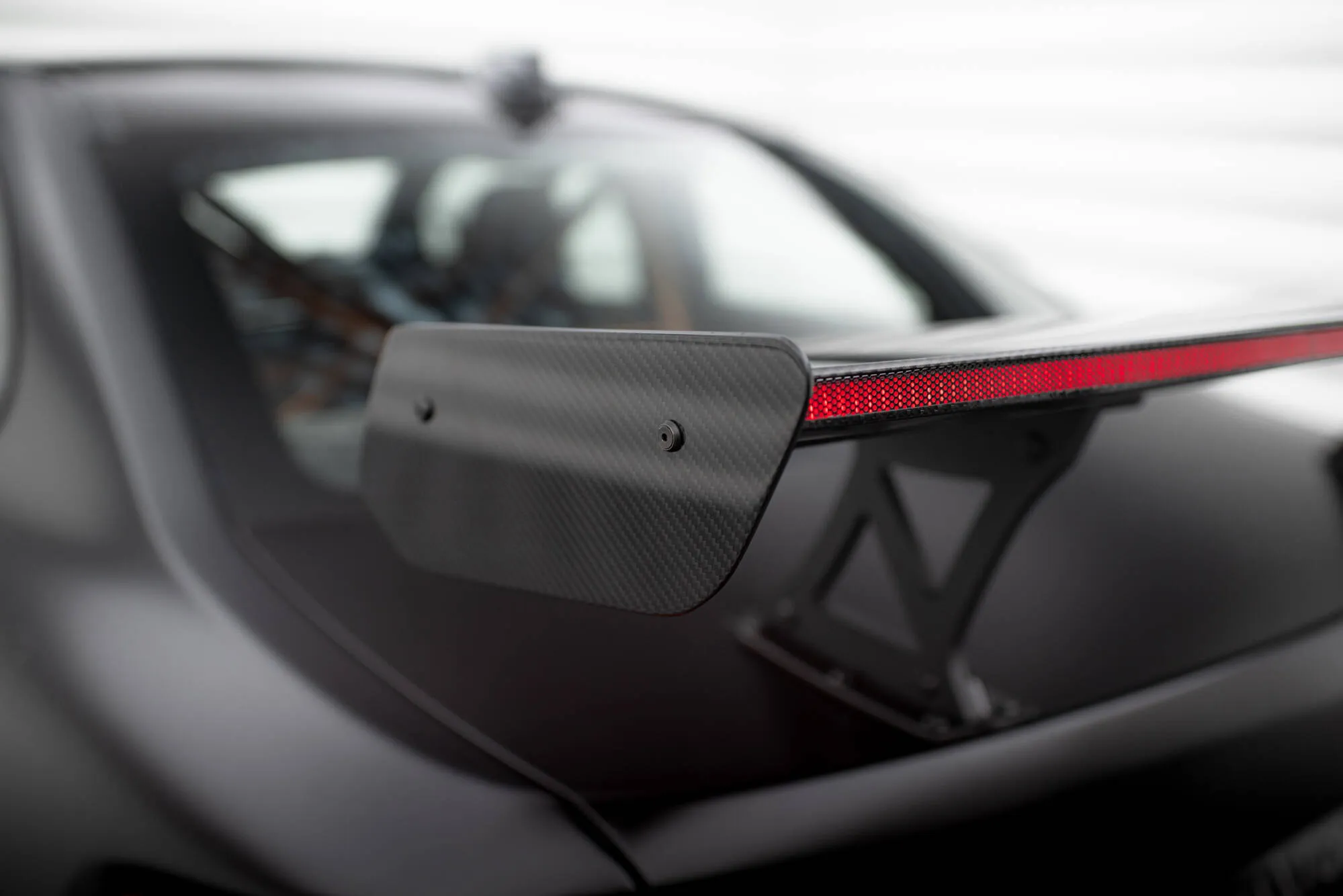 Hekkspoiler med indre bøyler med LED BMW M2 (F87) 2015-2022 | Carbon Fiber Edition – bilde 14