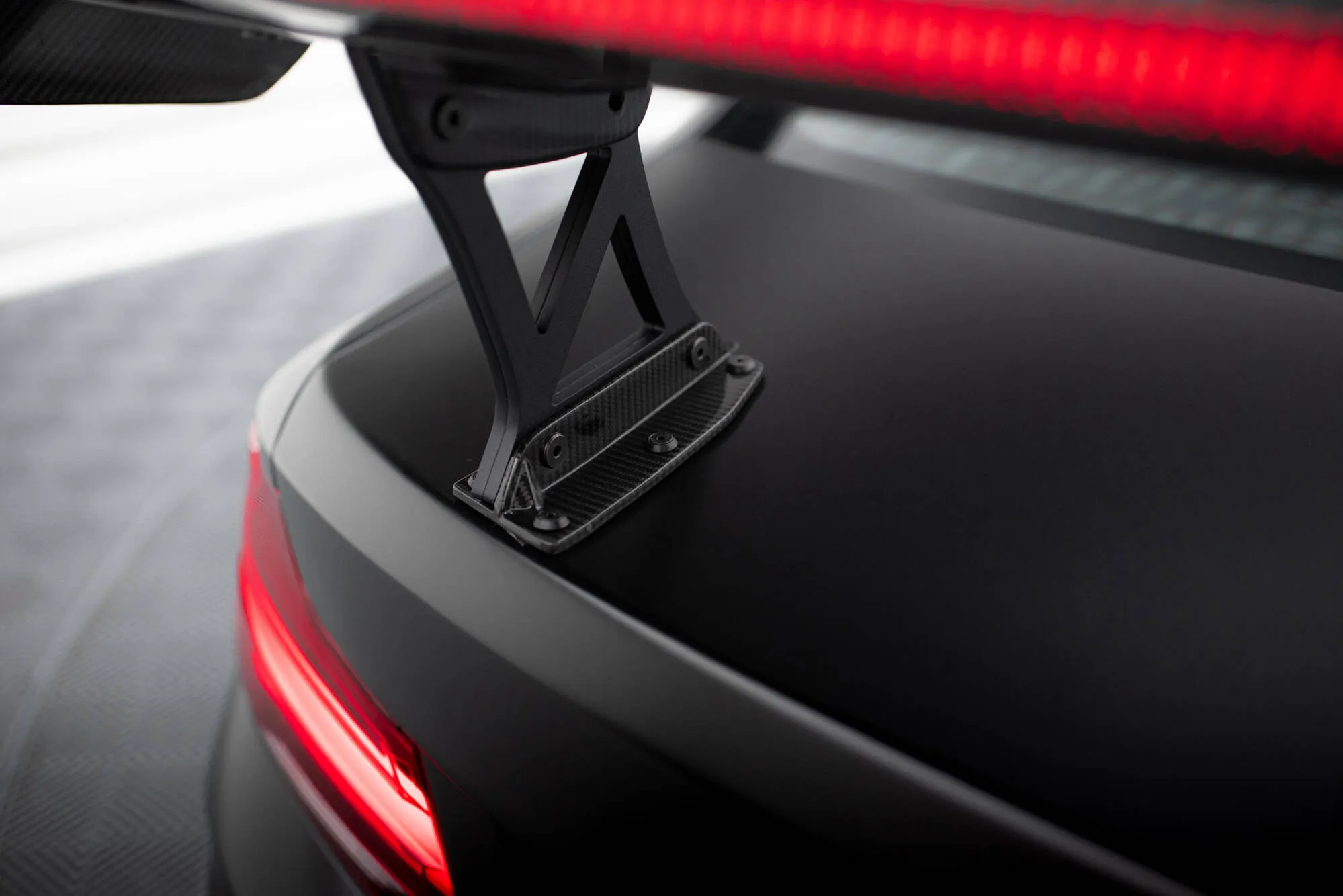 Hekkspoiler med indre bøyler med LED BMW M2 (F87) 2015-2022 | Carbon Fiber Edition – bilde 16