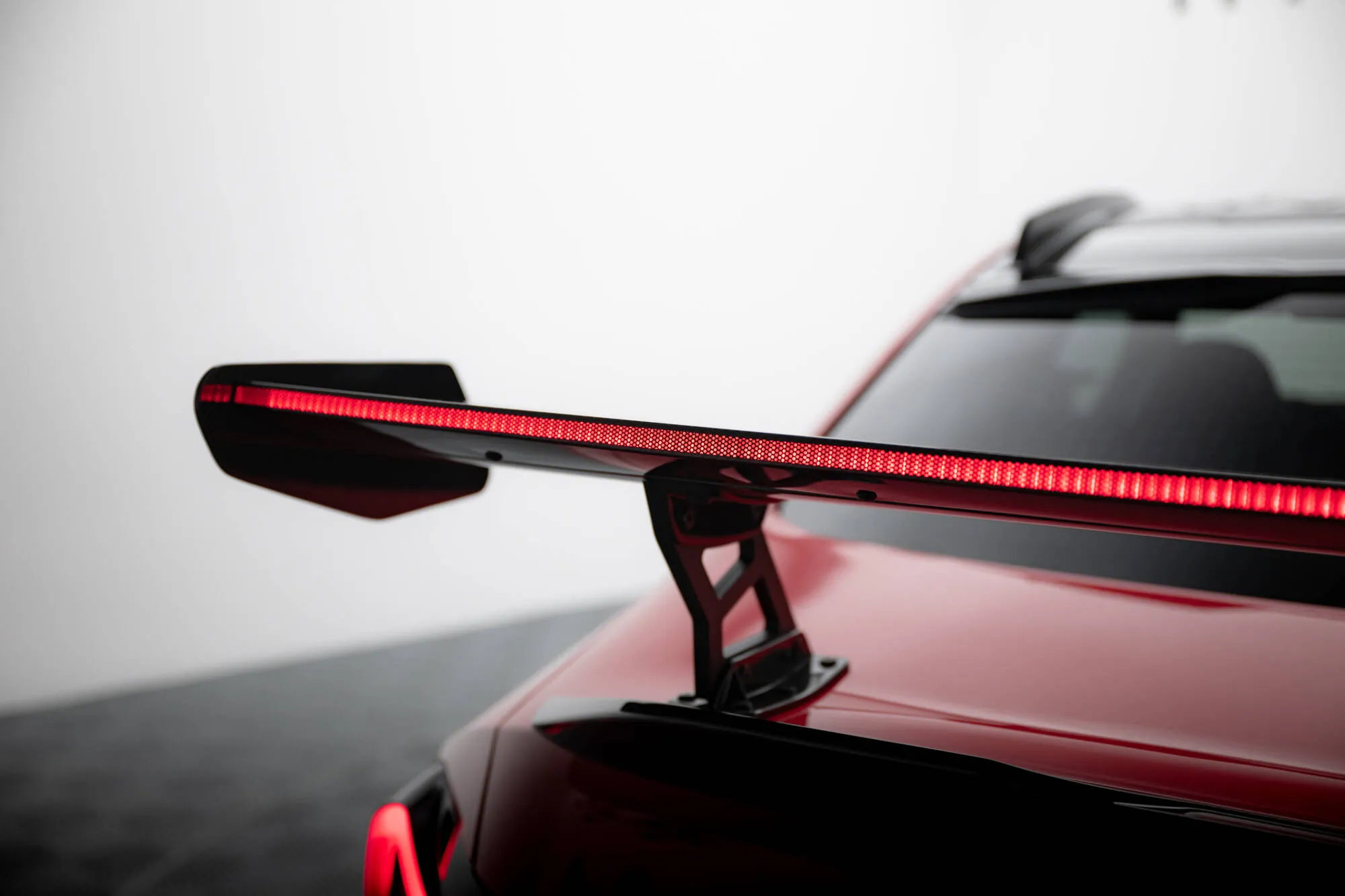 Hekkspoiler med indre bøyler med LED BMW M2 (G87) 2023-2026 | Carbon Fiber Edition – bilde 4