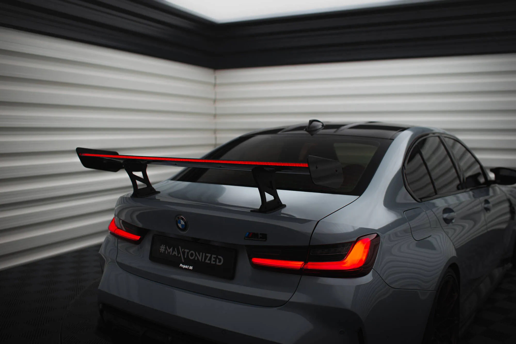Hekkspoiler med indre bøyler med LED BMW M3 (G80) 2021-2026 | Carbon Fiber Edition