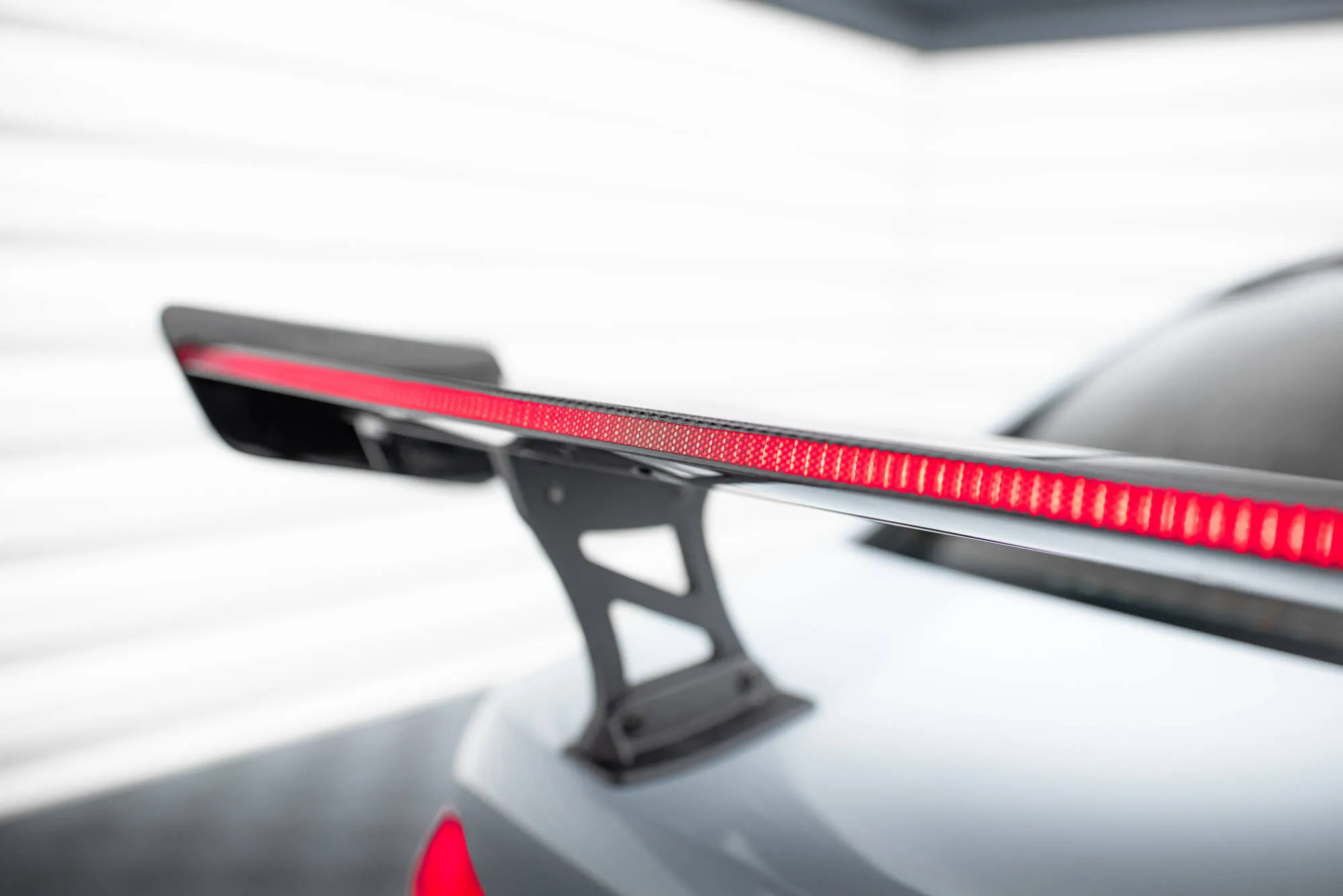Hekkspoiler med indre bøyler med LED BMW M3 (G80) 2021-2026 | Carbon Fiber Edition – bilde 4