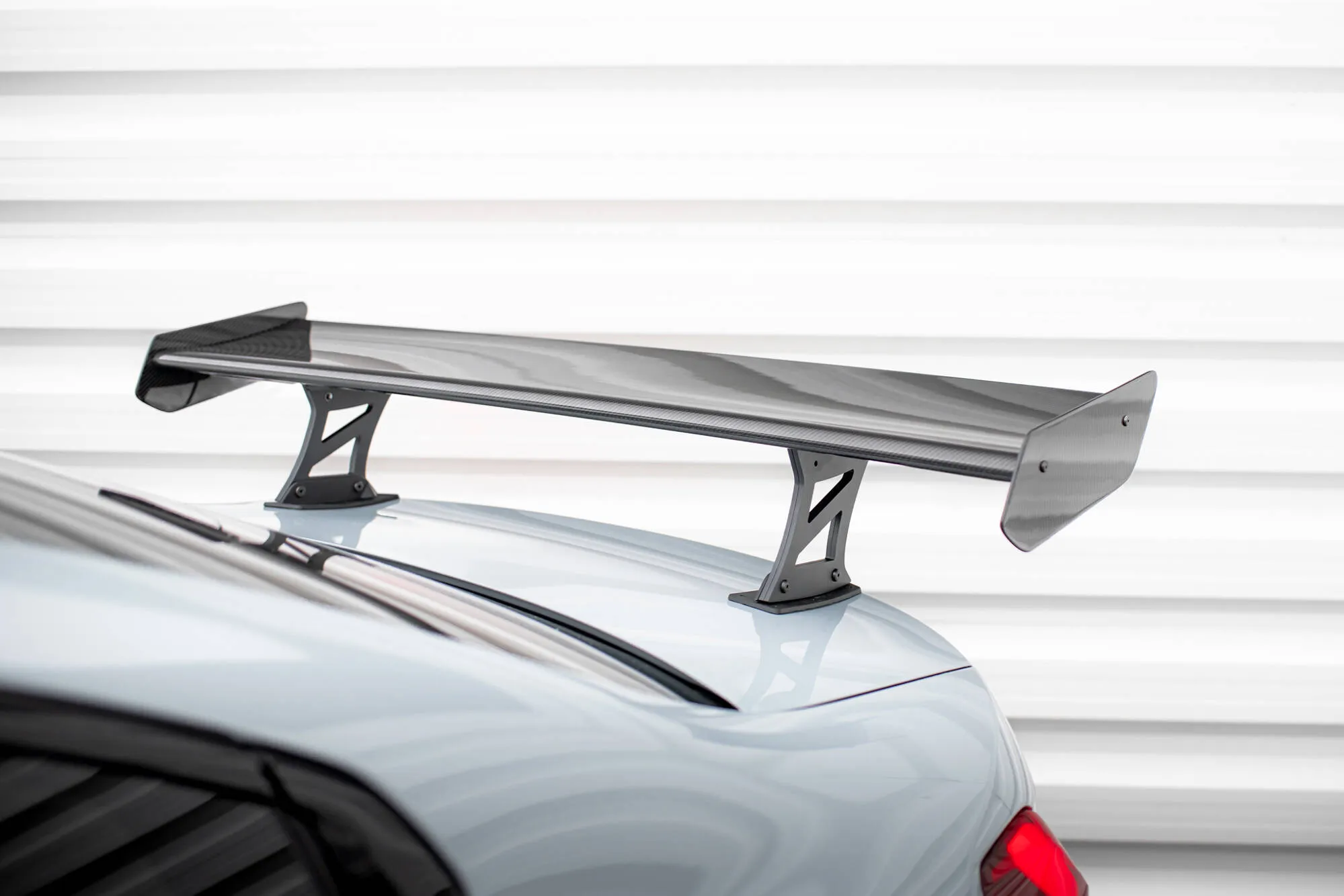 Hekkspoiler med indre bøyler med LED BMW M3 (G80) 2021-2026 | Carbon Fiber Edition – bilde 7