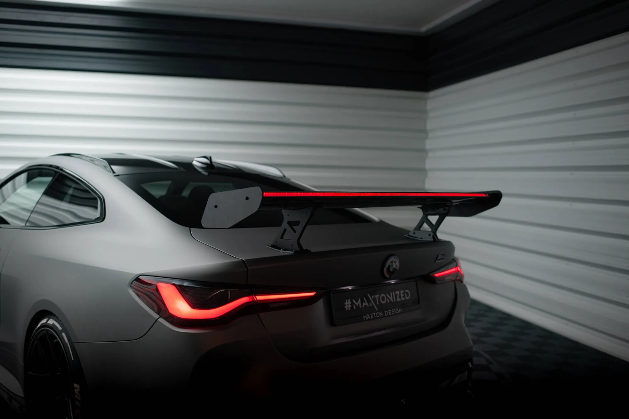 Hekkspoiler med indre bøyler med LED BMW M4 (G82) 2021-2026 | Carbon Fiber Edition