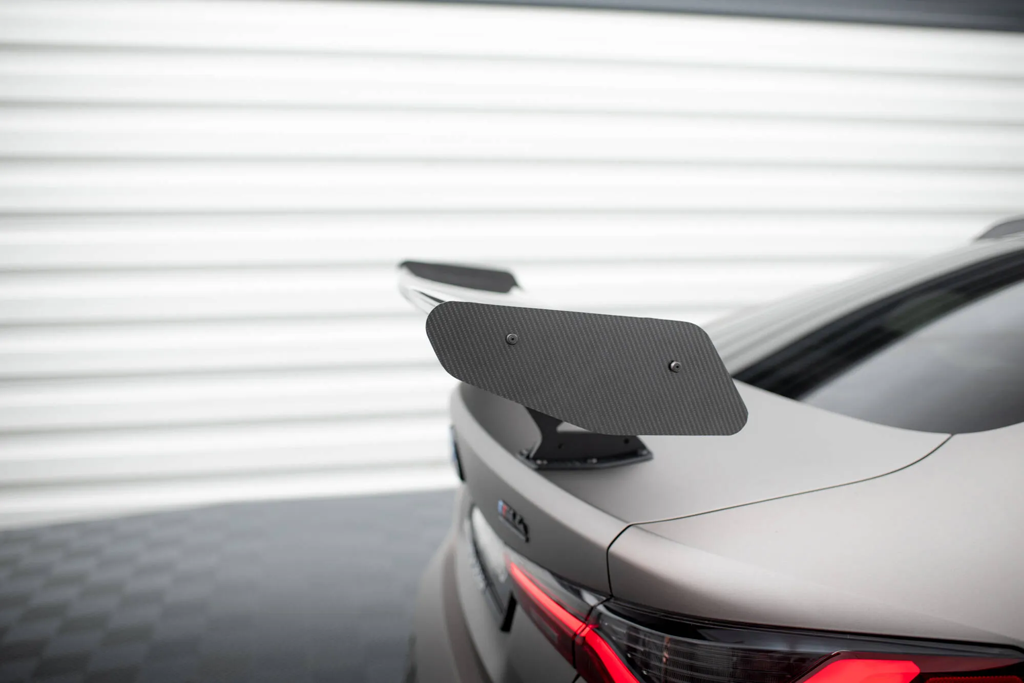 Hekkspoiler med indre bøyler med LED BMW M4 (G82) 2021-2026 | Carbon Fiber Edition – bilde 8