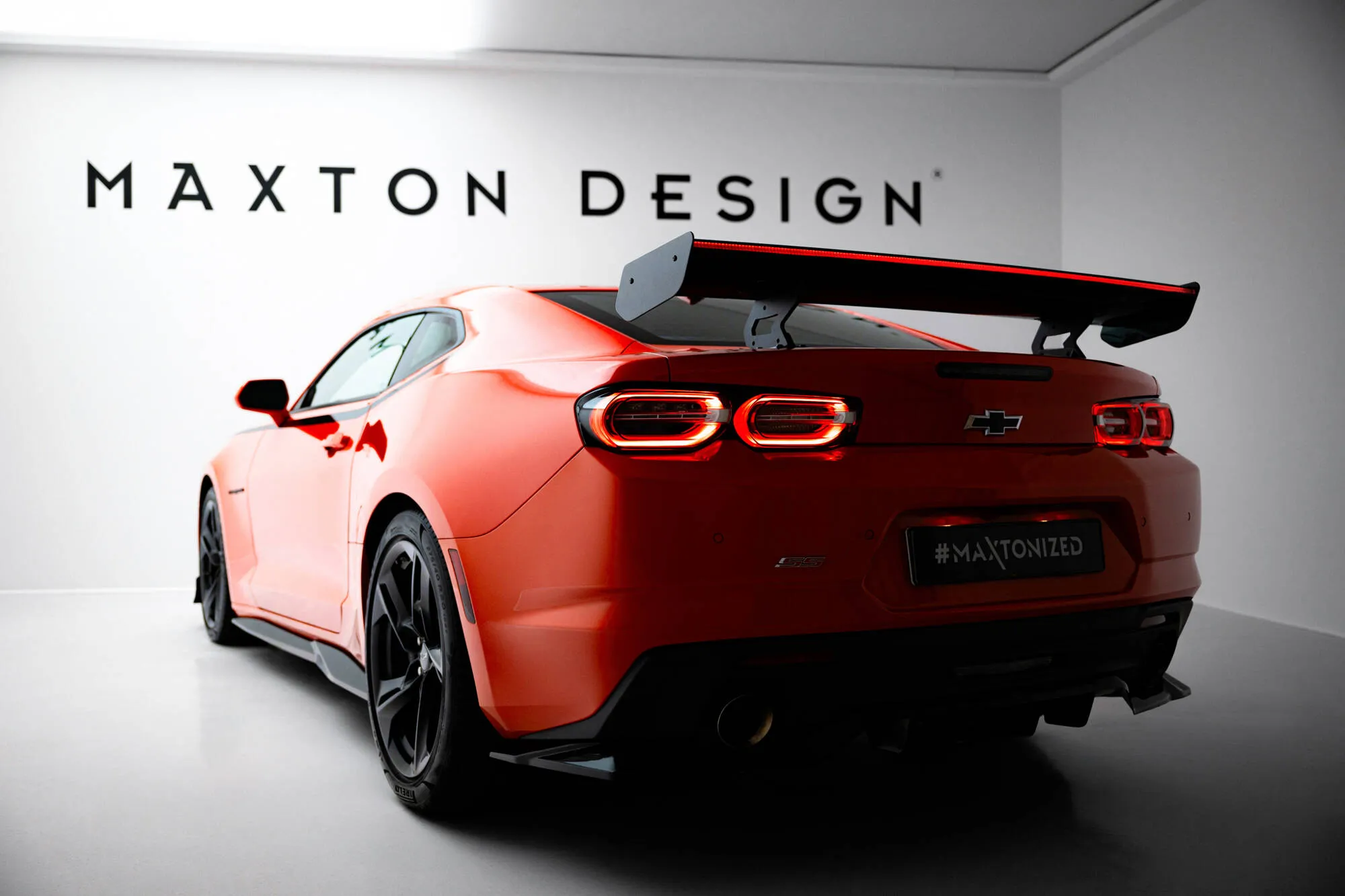 Hekkspoiler med indre bøyler med LED Chevrolet Camaro SS (Mk6 Facelift) 2018-2023 | Carbon Fiber Edition