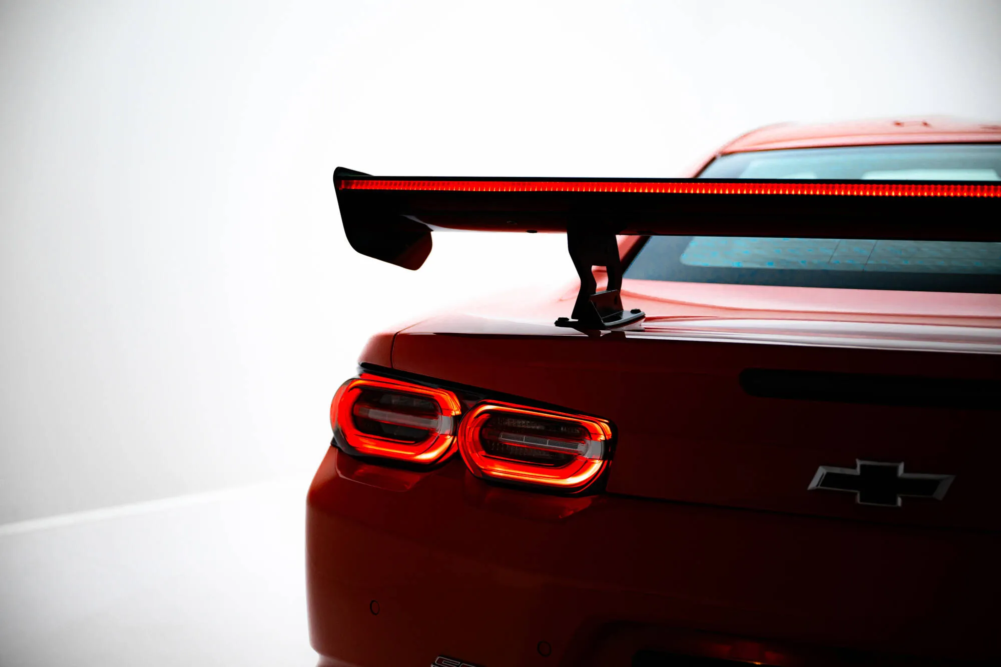 Hekkspoiler med indre bøyler med LED Chevrolet Camaro SS (Mk6 Facelift) 2018-2023 | Carbon Fiber Edition – bilde 3