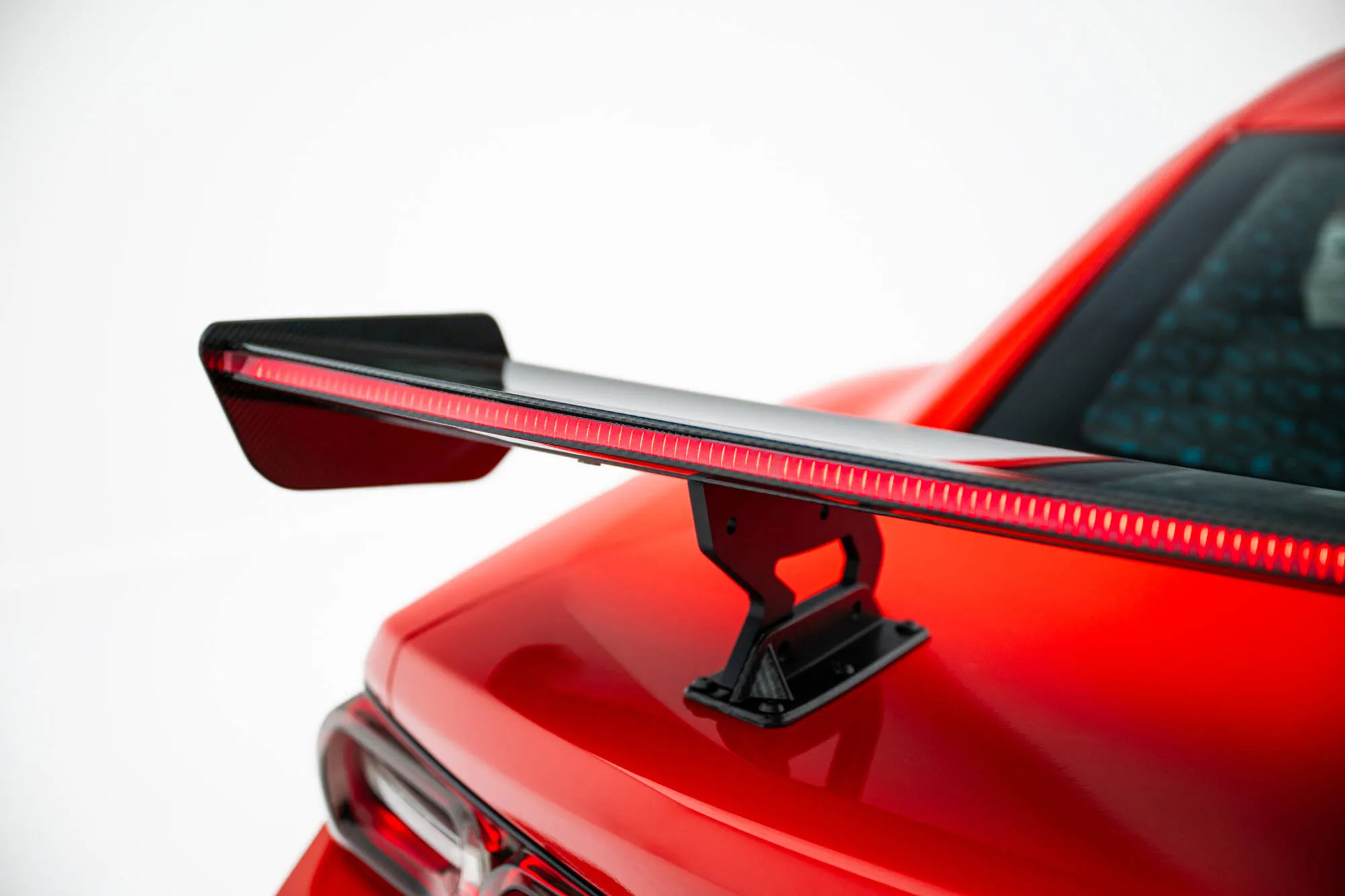 Hekkspoiler med indre bøyler med LED Chevrolet Camaro SS (Mk6 Facelift) 2018-2023 | Carbon Fiber Edition – bilde 4