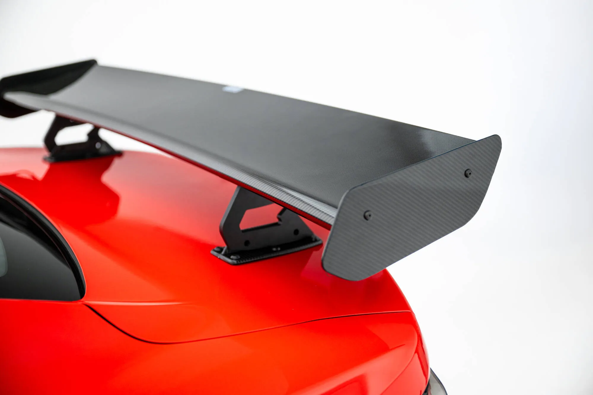 Hekkspoiler med indre bøyler med LED Chevrolet Camaro SS (Mk6 Facelift) 2018-2023 | Carbon Fiber Edition – bilde 6