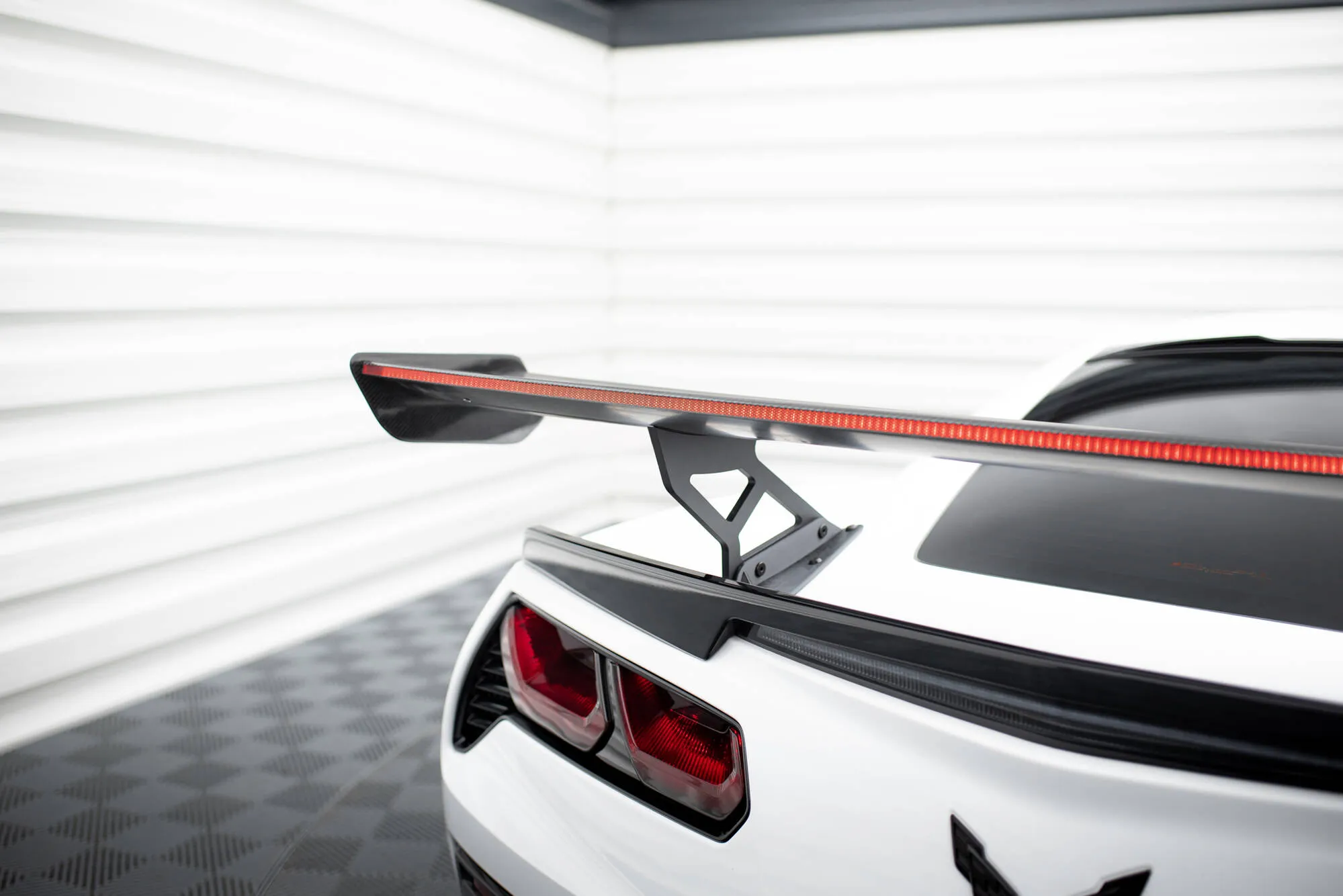 Hekkspoiler med indre bøyler med LED Chevrolet Corvette (C7) 2013-2019 | Carbon Fiber Edition – bilde 4