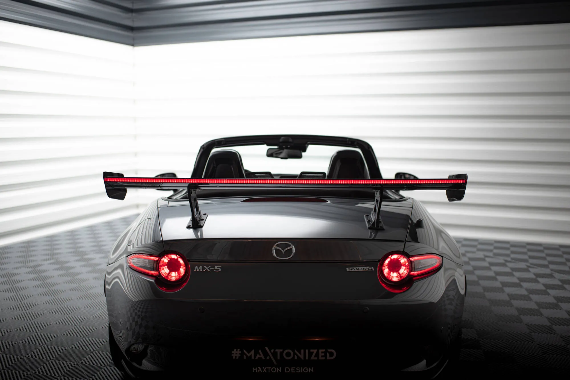 Hekkspoiler med indre bøyler med LED Mazda MX-5 (Mk4) 2015-2026 | Carbon Fiber Edition