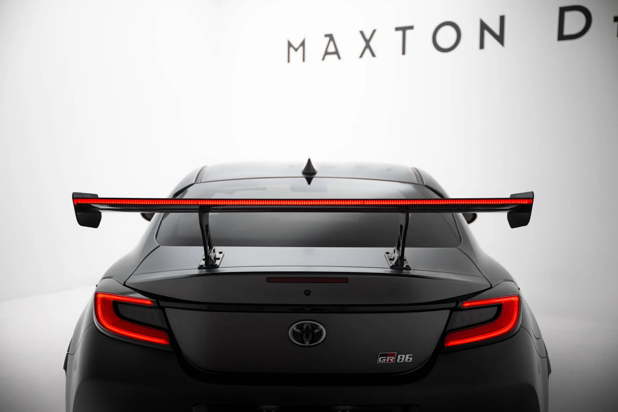 Hekkspoiler med indre bøyler med LED Toyota GR86 (Mk1) 2021-2026 | Carbon Fiber Edition