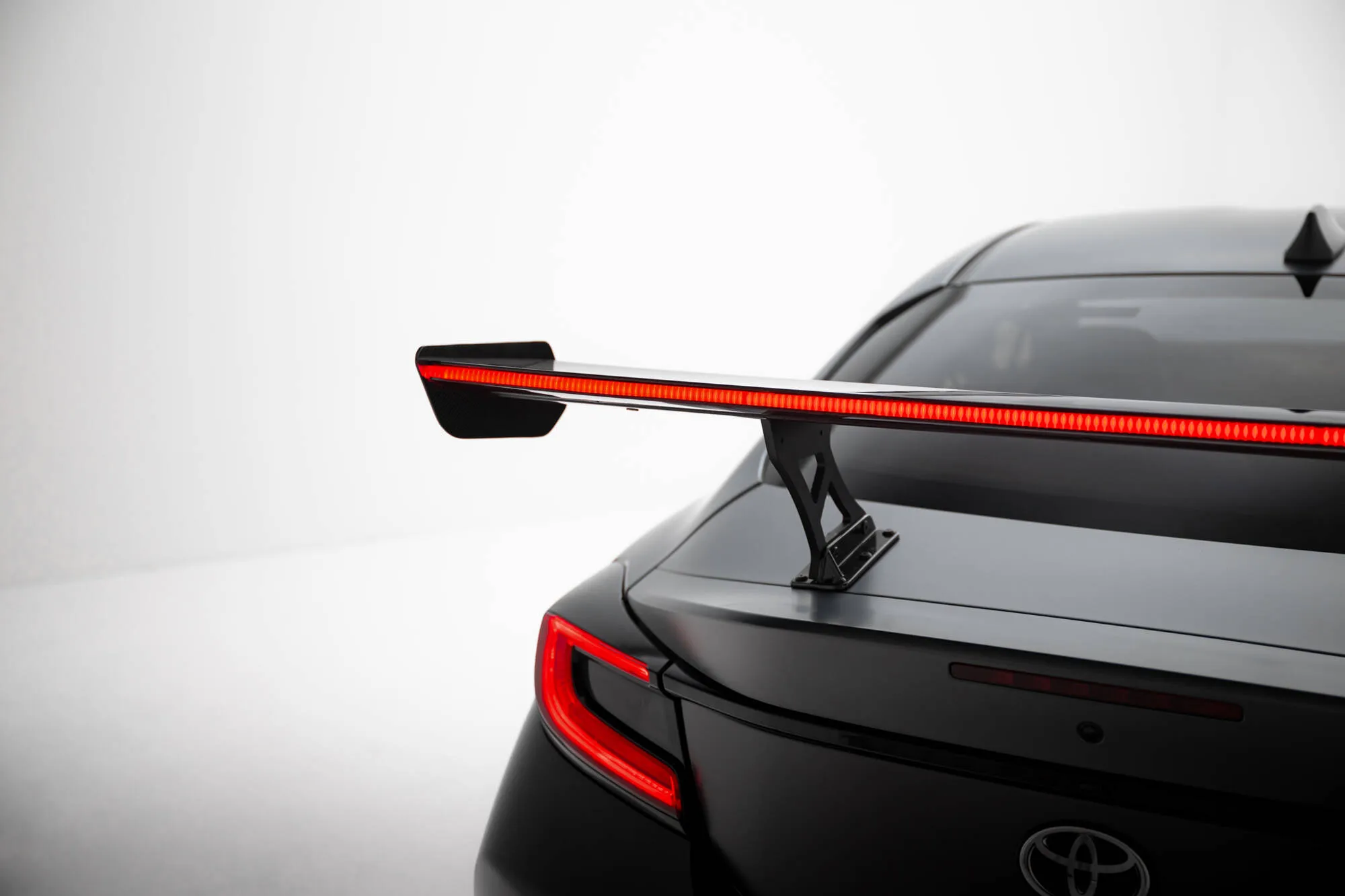 Hekkspoiler med indre bøyler med LED Toyota GR86 (Mk1) 2021-2026 | Carbon Fiber Edition – bilde 4