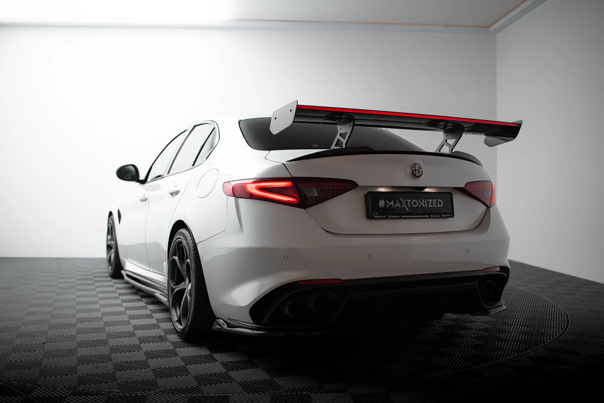 Hekkspoiler med LED Alfa Romeo Giulia 2015 -> | Carbon Fiber Edition – bilde 3