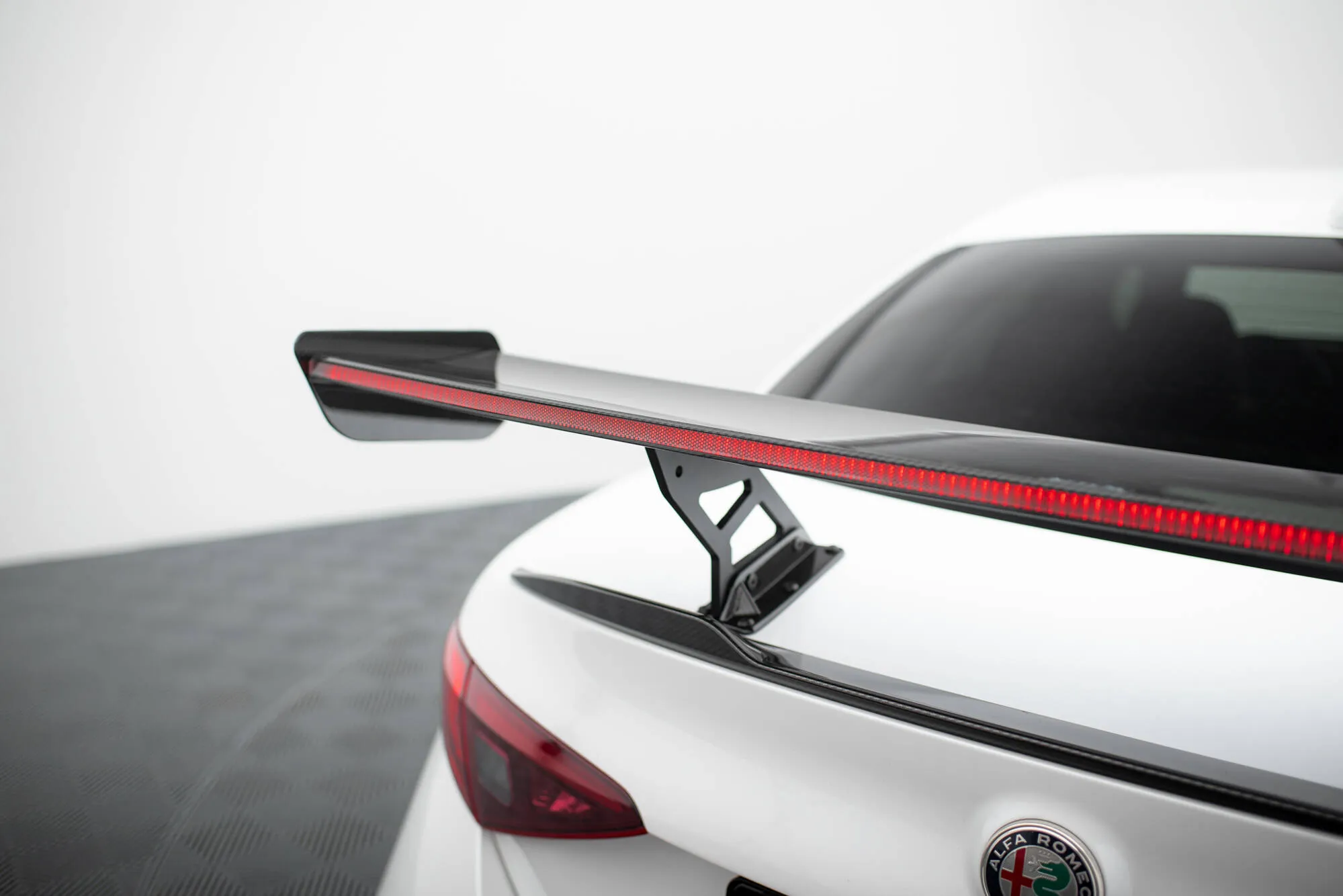 Hekkspoiler med LED Alfa Romeo Giulia 2015 -> | Carbon Fiber Edition – bilde 5