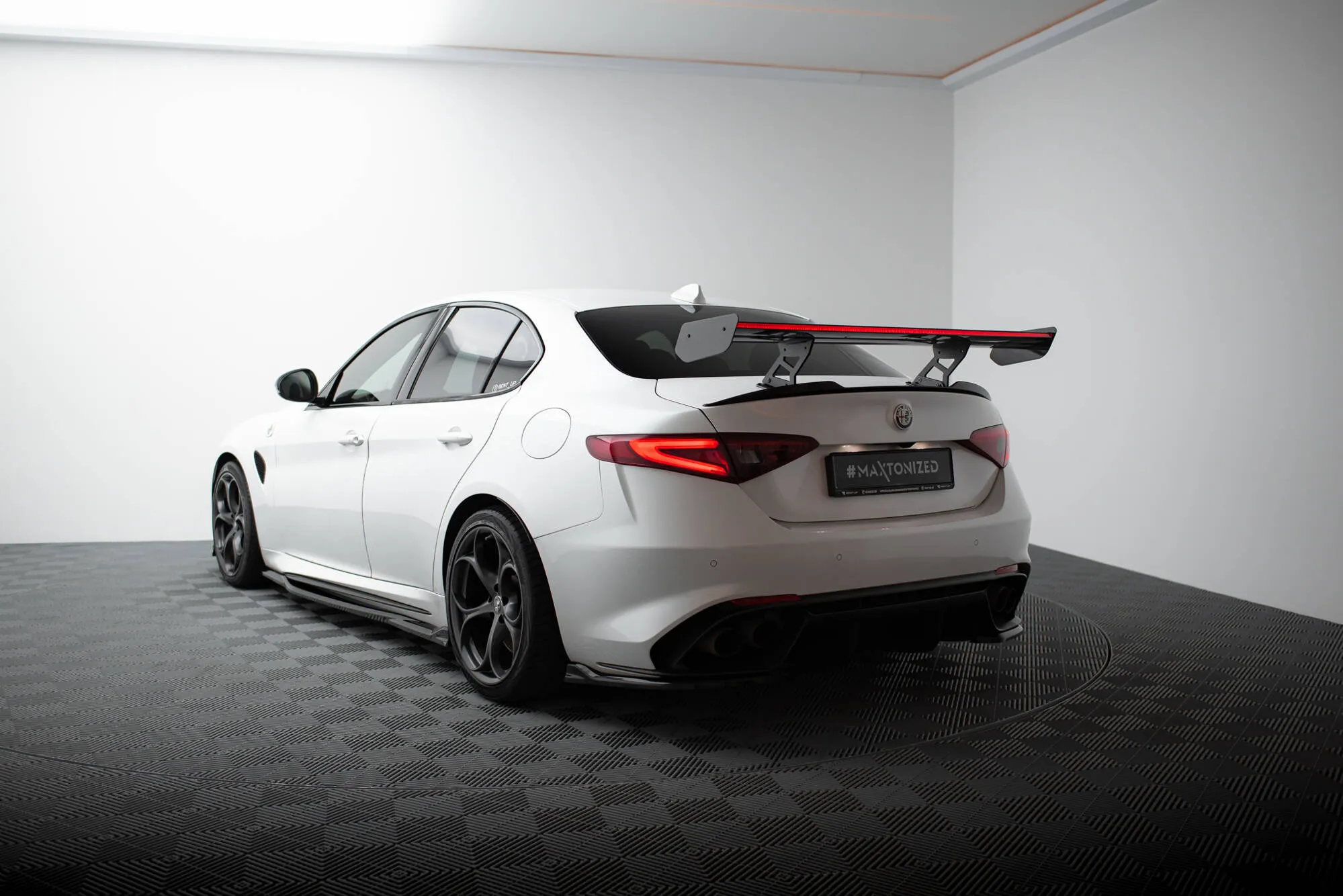 Hekkspoiler med LED Alfa Romeo Giulia 2015 -> | Carbon Fiber Edition – bilde 7