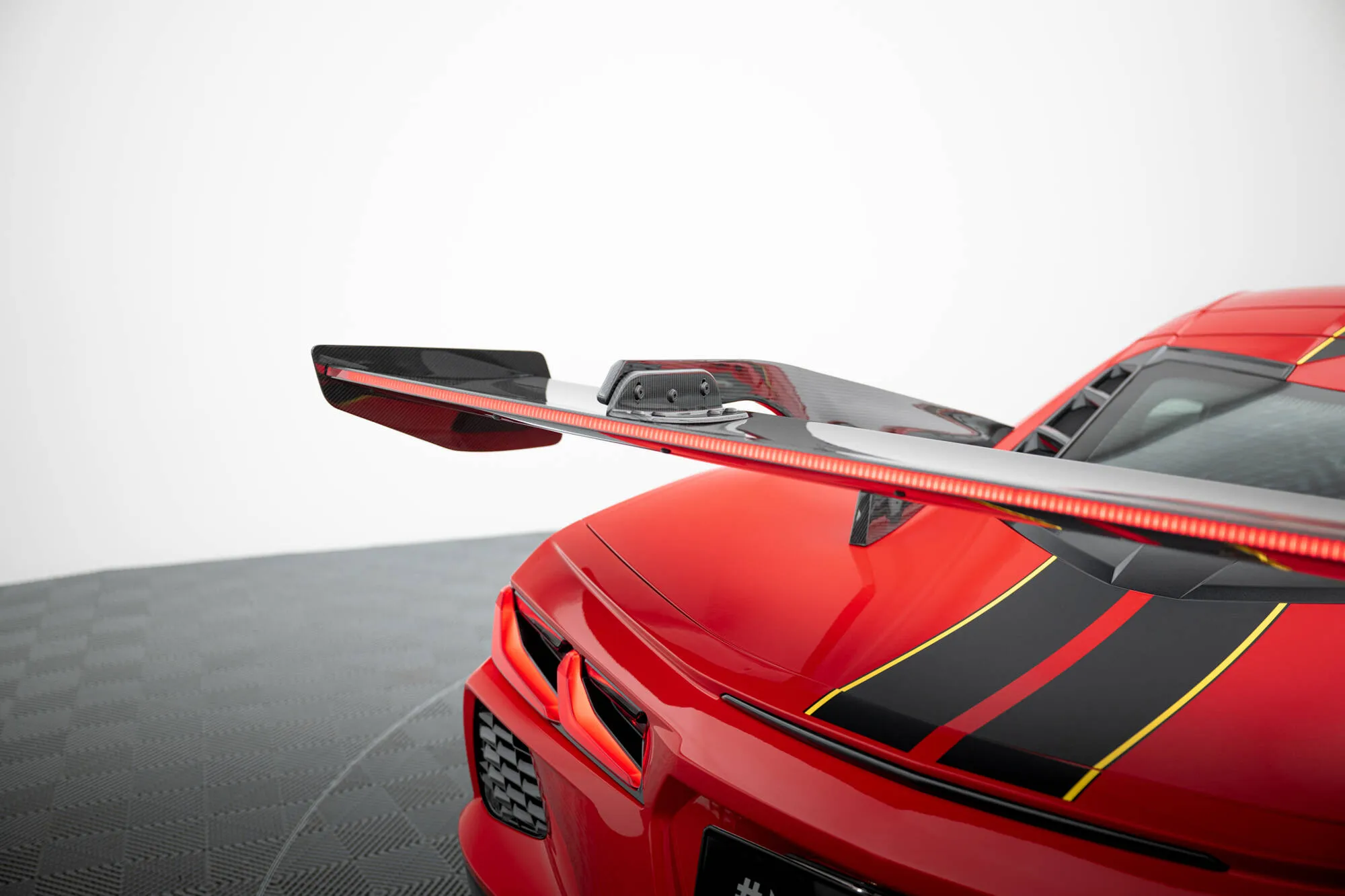 Hekkspoiler med LED Chevrolet Corvette (C8) 2019-2026 | Carbon Fiber Edition – bilde 4