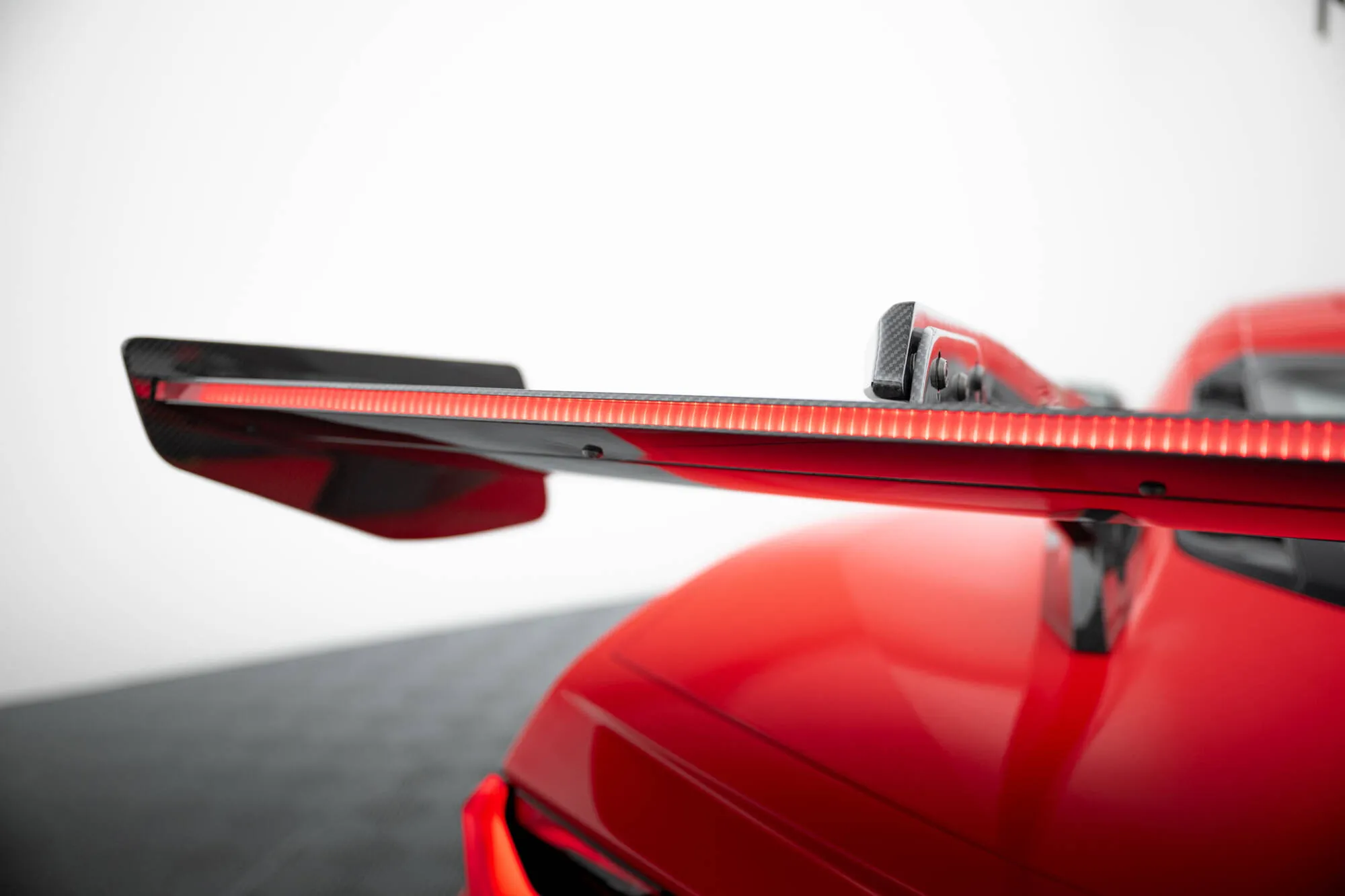 Hekkspoiler med LED Chevrolet Corvette (C8) 2019-2026 | Carbon Fiber Edition – bilde 6