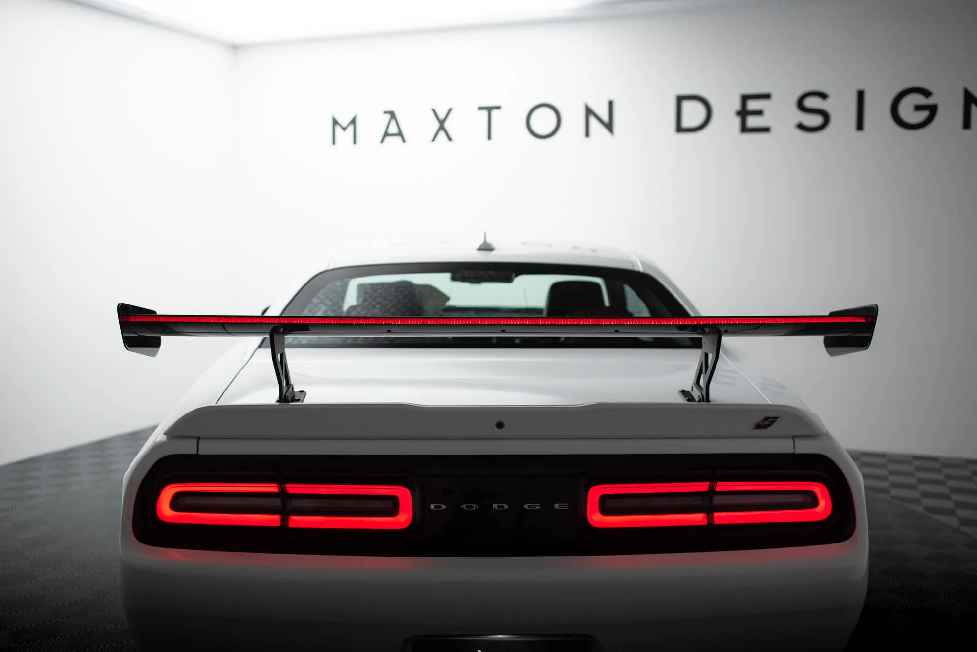 Hekkspoiler med LED Dodge Challenger (K3) 2008 - 2023 | Carbon Fiber Edition