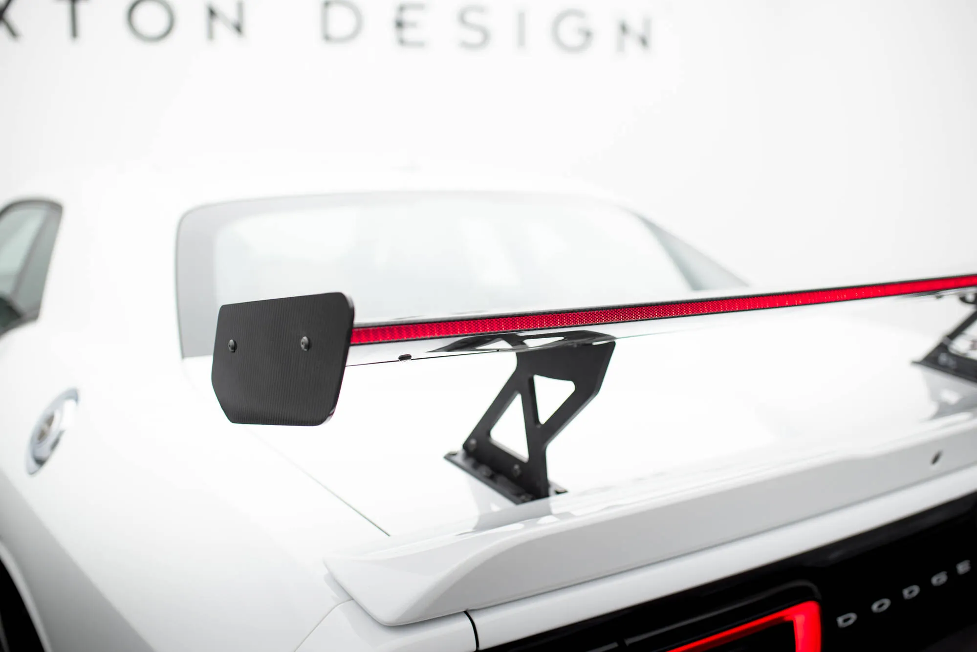 Hekkspoiler med LED Dodge Challenger (K3) 2008 - 2023 | Carbon Fiber Edition – bilde 10