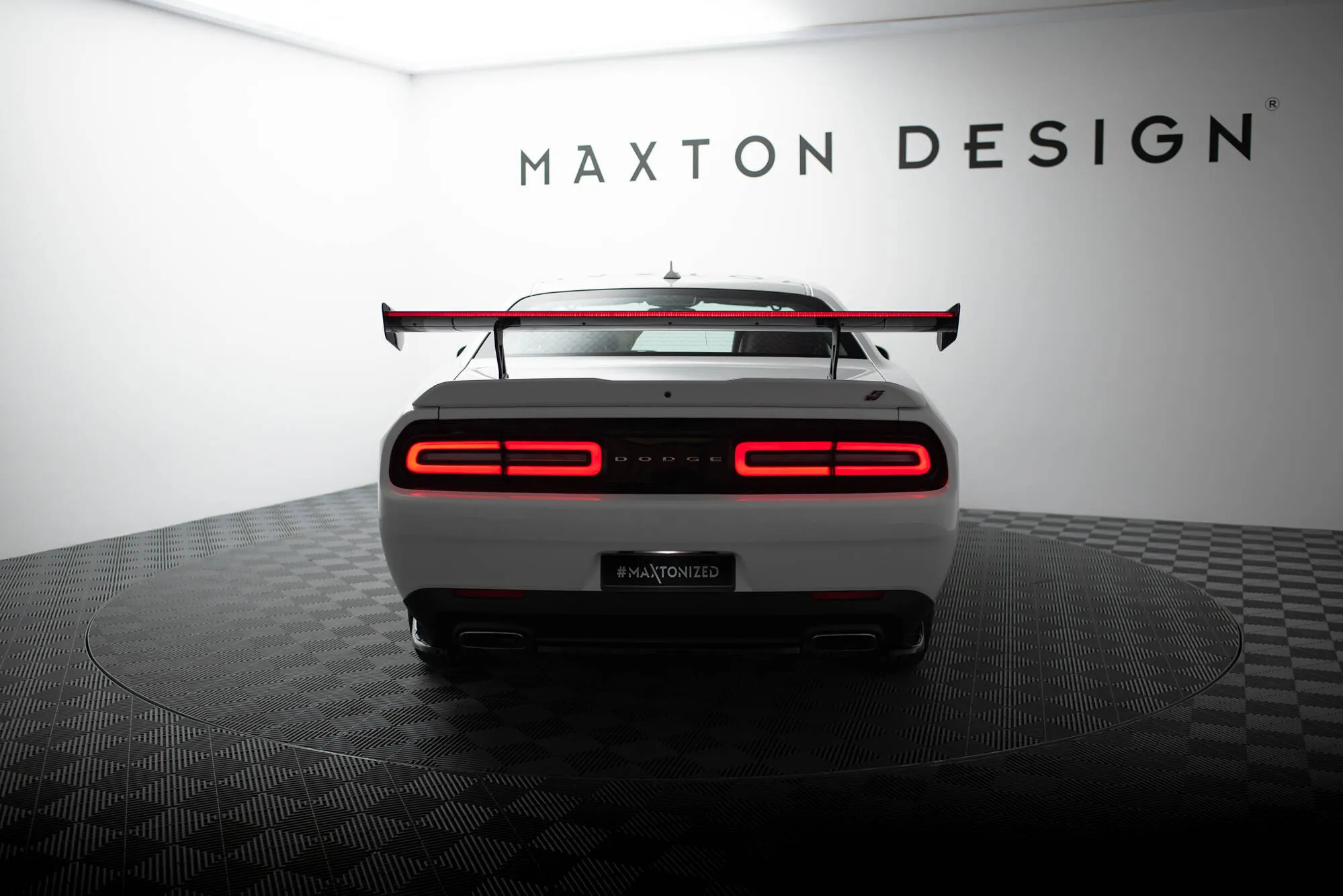 Hekkspoiler med LED Dodge Challenger (K3) 2008 - 2023 | Carbon Fiber Edition – bilde 2