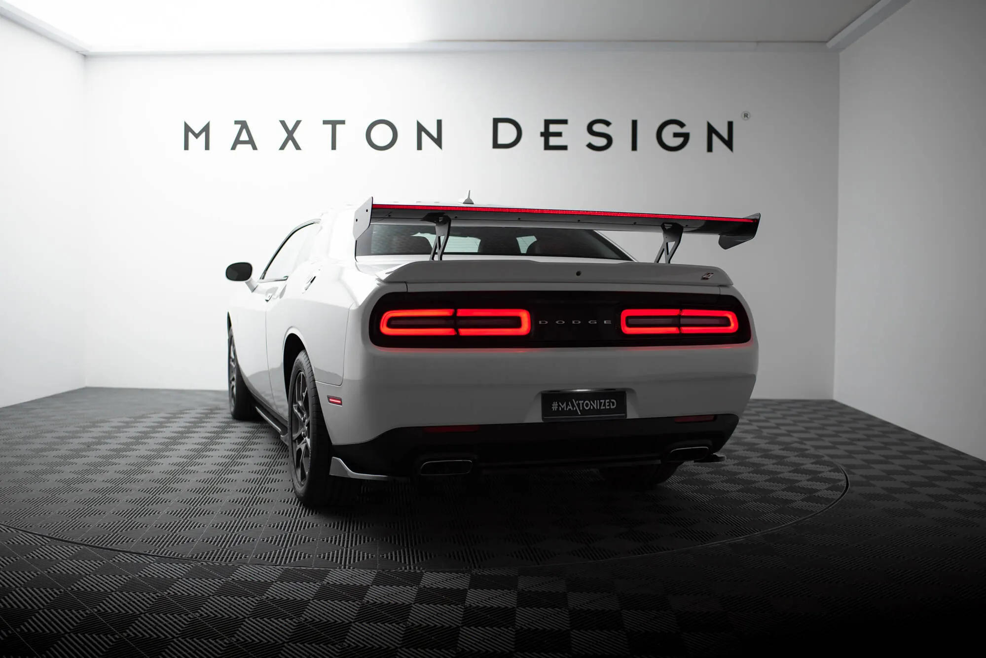 Hekkspoiler med LED Dodge Challenger (K3) 2008 - 2023 | Carbon Fiber Edition – bilde 3