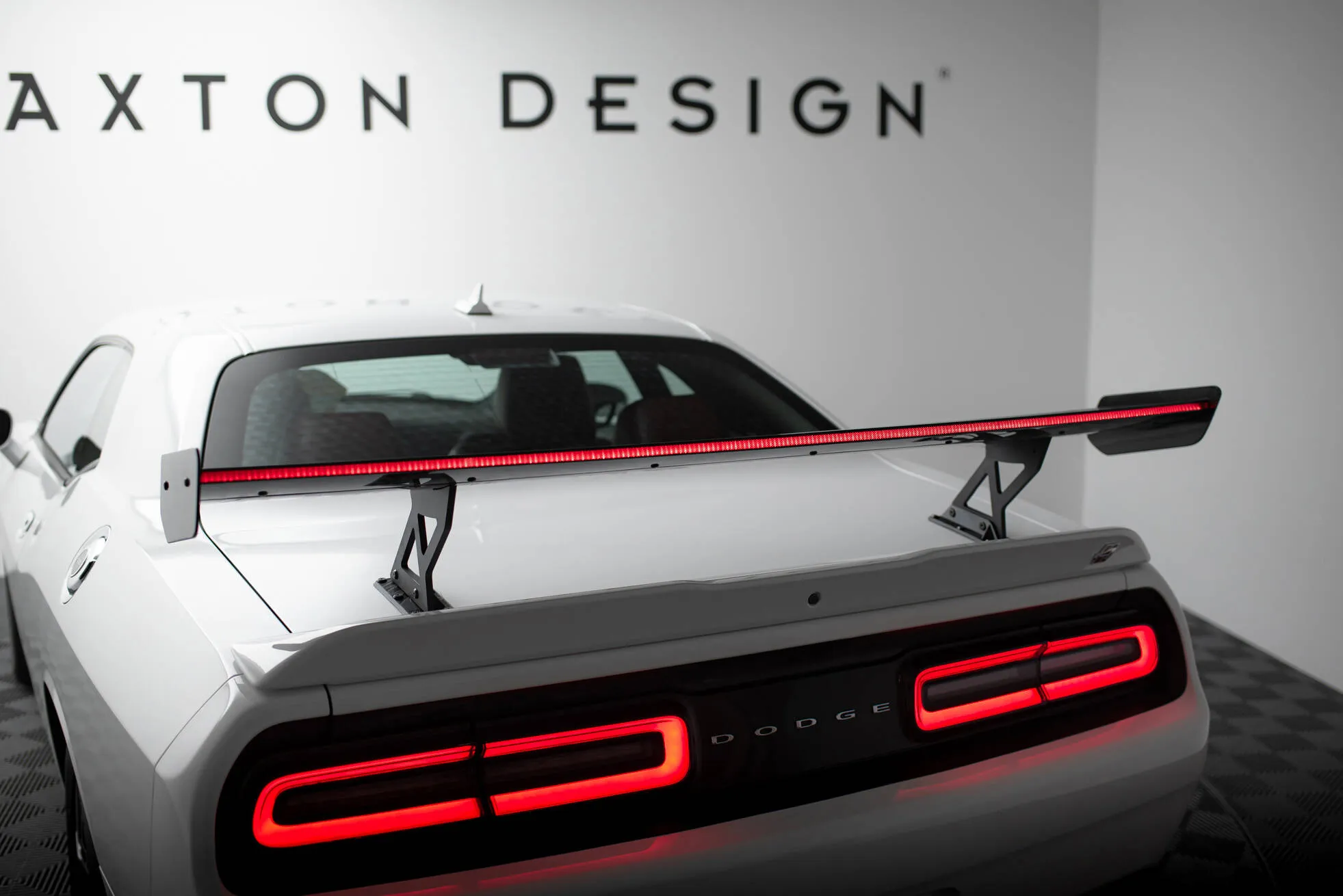 Hekkspoiler med LED Dodge Challenger (K3) 2008 - 2023 | Carbon Fiber Edition – bilde 4