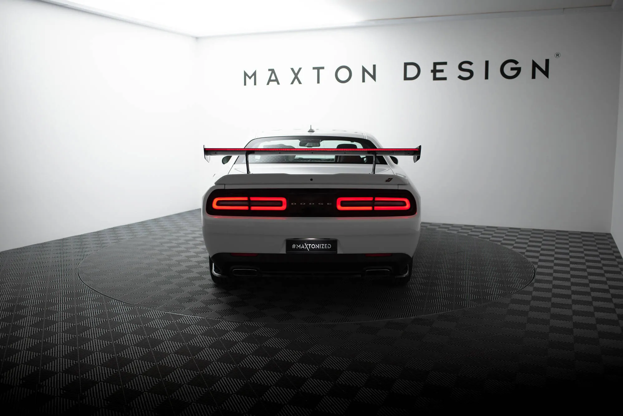 Hekkspoiler med LED Dodge Challenger (K3) 2008 - 2023 | Carbon Fiber Edition – bilde 5