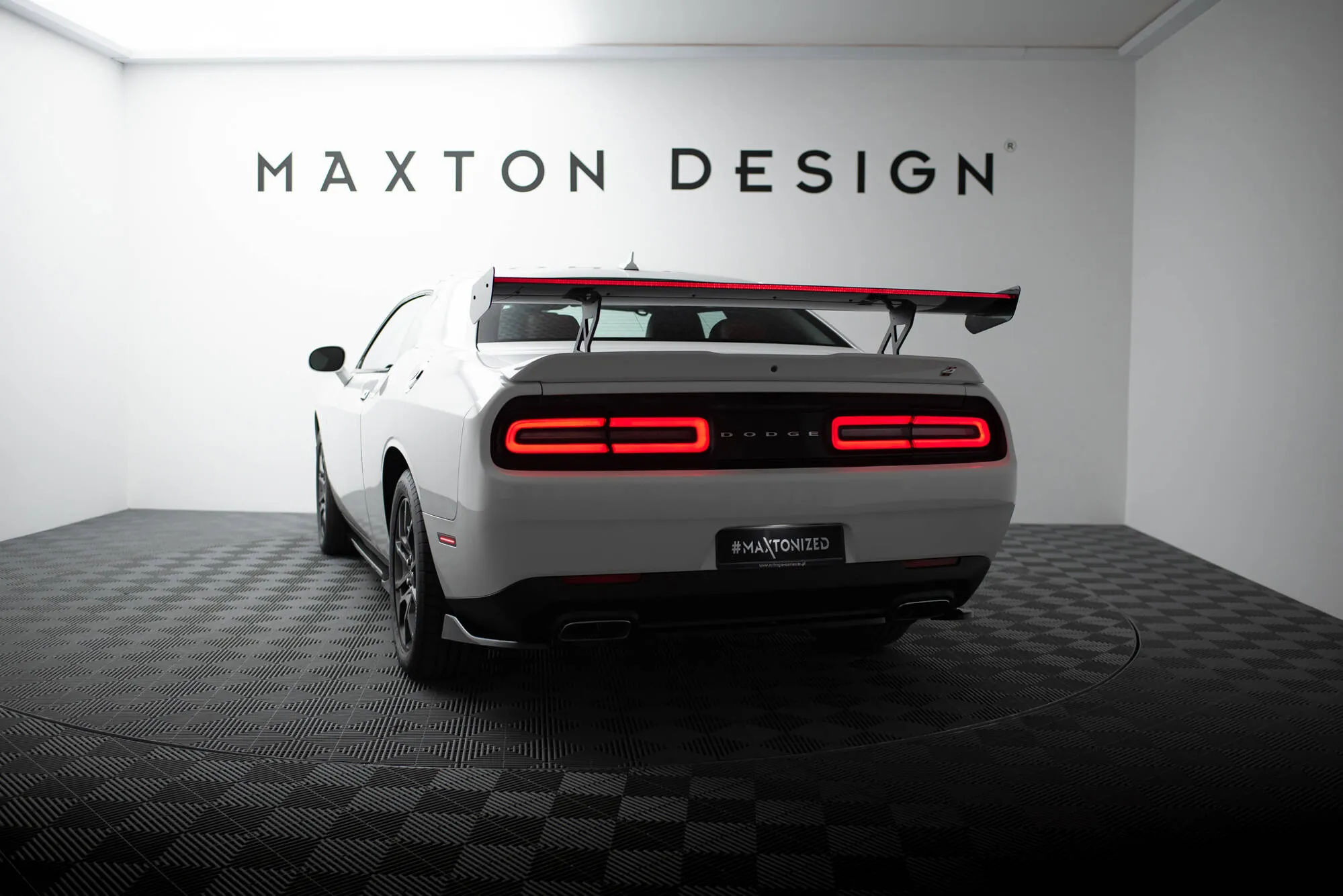 Hekkspoiler med LED Dodge Challenger (K3) 2008 - 2023 | Carbon Fiber Edition – bilde 6
