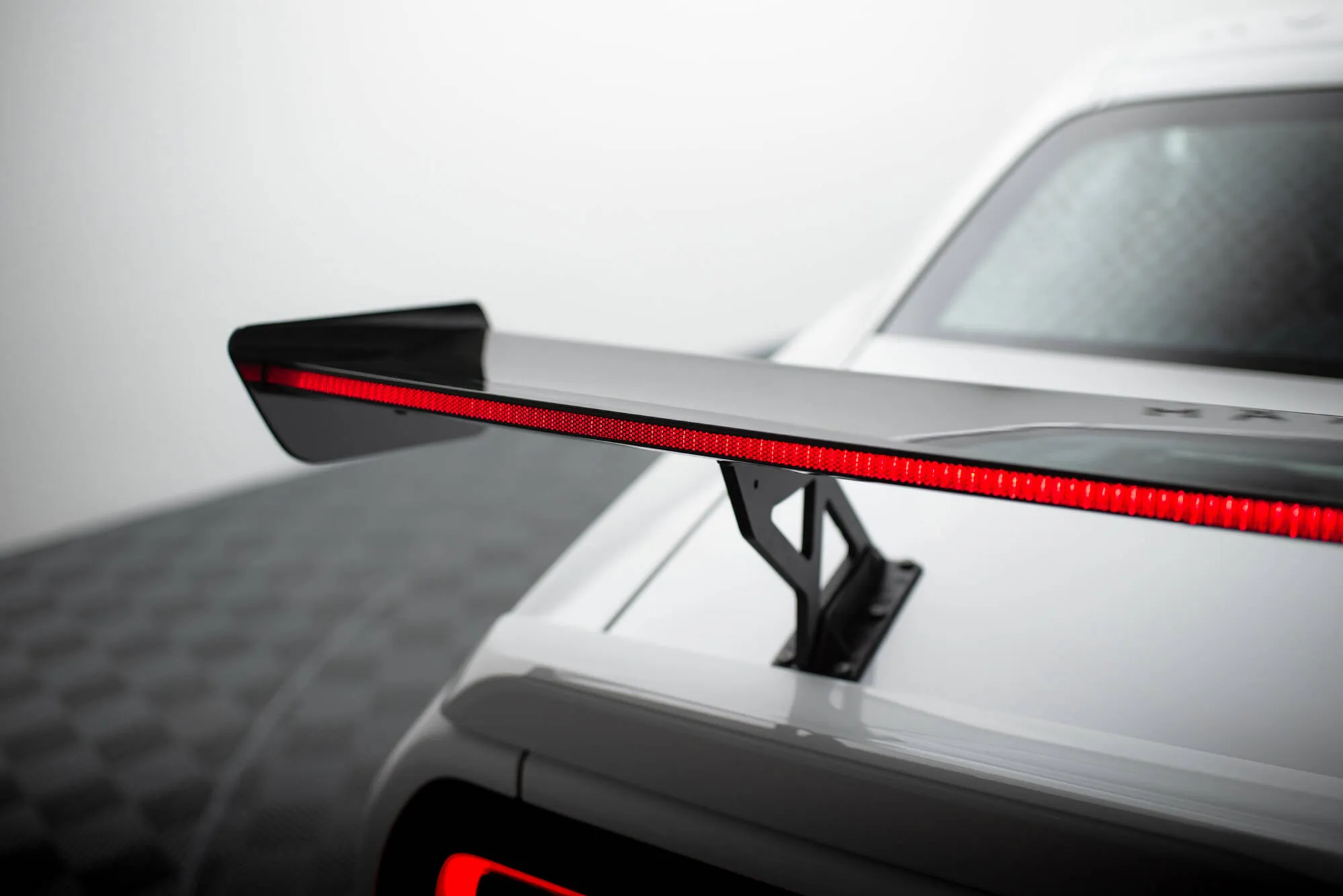Hekkspoiler med LED Dodge Challenger (K3) 2008 - 2023 | Carbon Fiber Edition – bilde 7