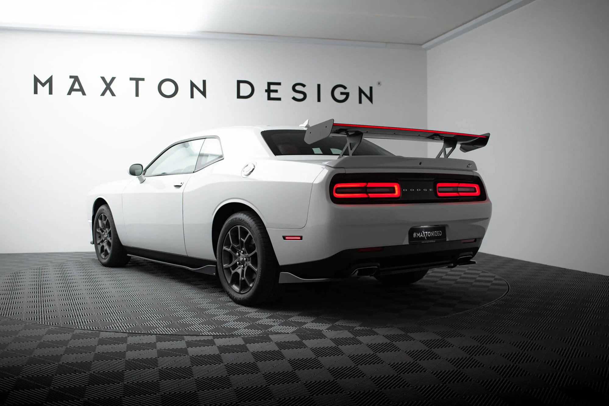 Hekkspoiler med LED Dodge Challenger (K3) 2008 - 2023 | Carbon Fiber Edition – bilde 8