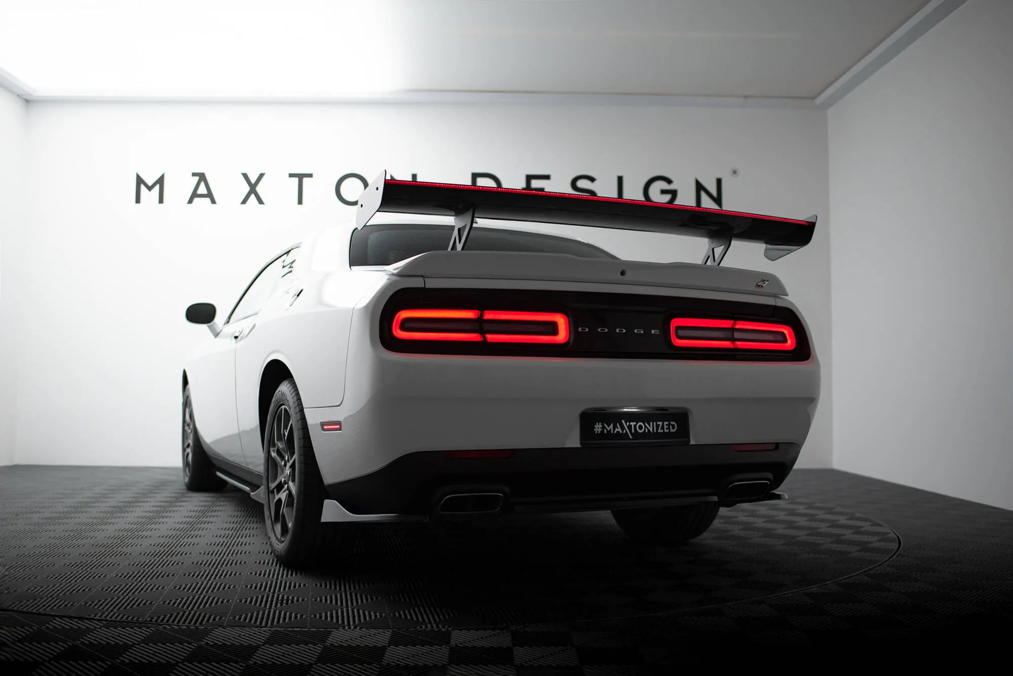 Hekkspoiler med LED Dodge Challenger (K3) 2008 - 2023 | Carbon Fiber Edition – bilde 9