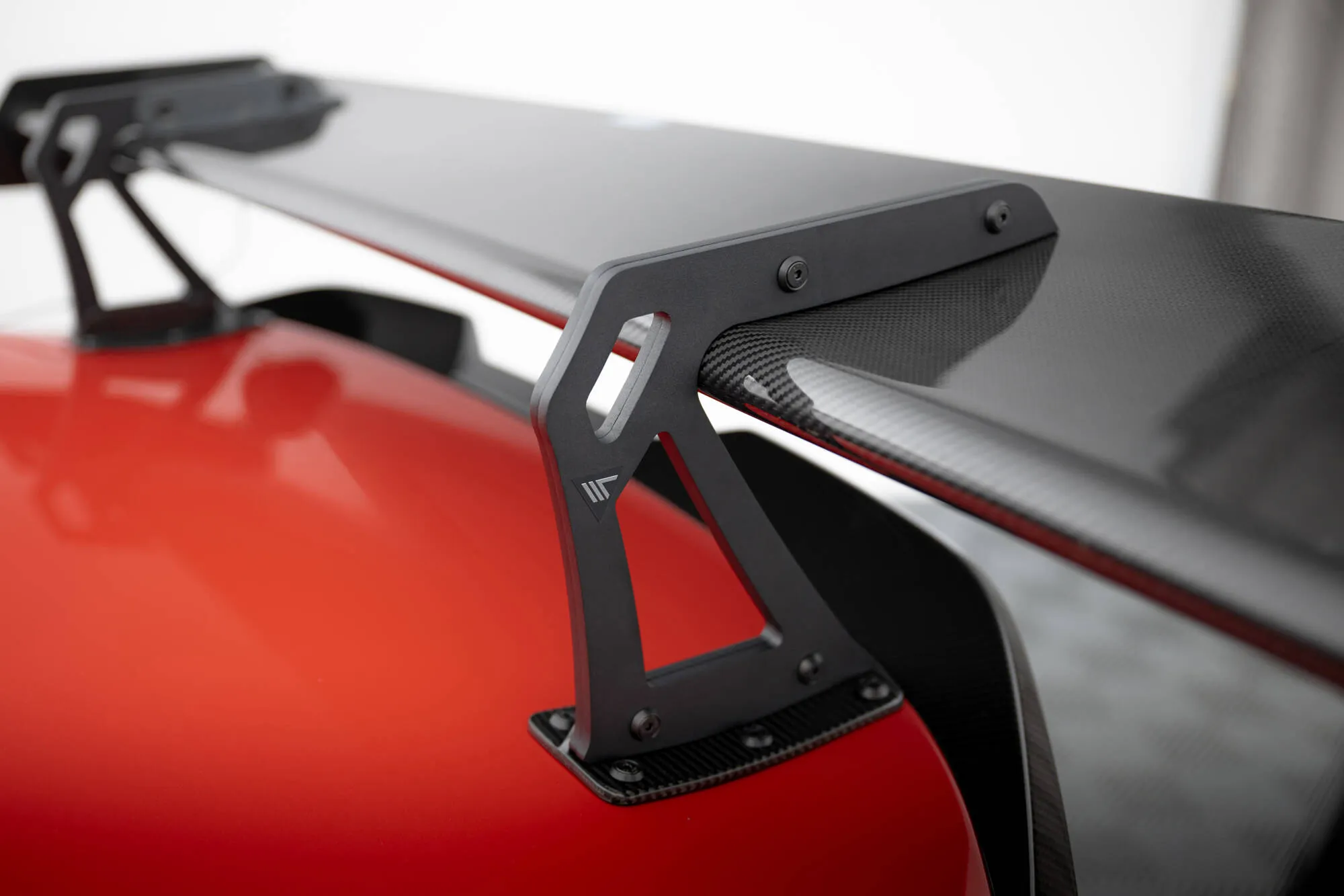 Hekkspoiler med svanehals med LED BMW M2 (G87) 2023-2026 | Carbon Fiber Edition – bilde 6