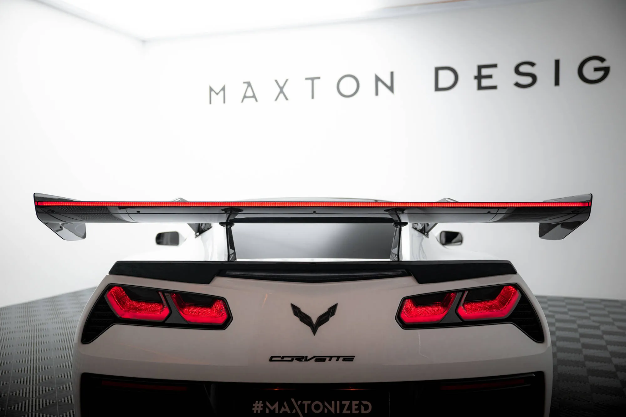 Hekkspoiler med svanehals med LED Chevrolet Corvette (C7) 2013-2019 | Carbon Fiber Edition
