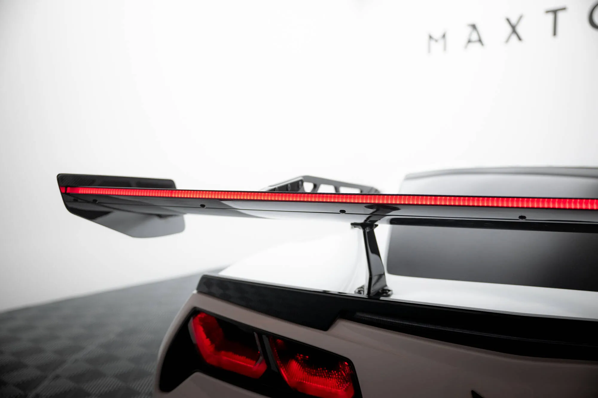 Hekkspoiler med svanehals med LED Chevrolet Corvette (C7) 2013-2019 | Carbon Fiber Edition – bilde 4