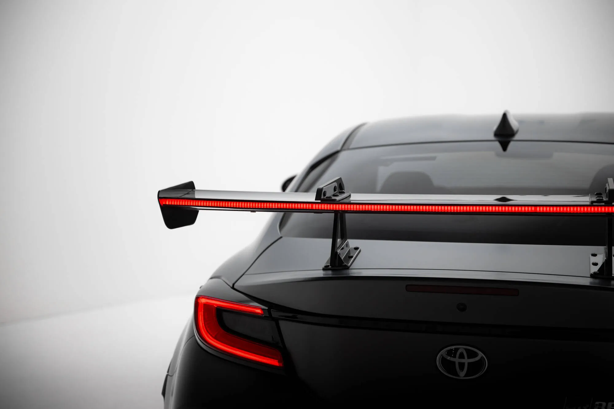 Hekkspoiler med svanehals med LED Toyota GR86 (Mk1) 2021 - 2026 | Carbon Fiber Edition – bilde 3