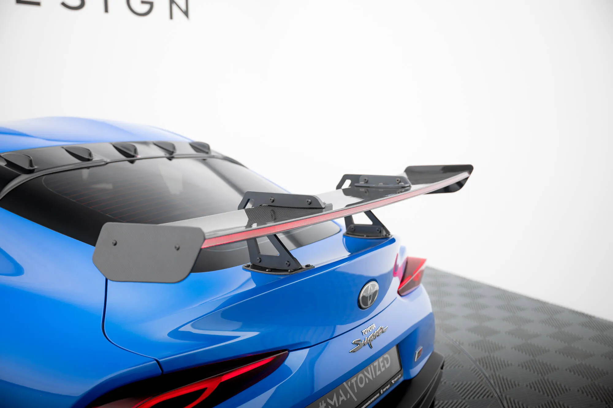 Hekkspoiler med svanehals med LED Toyota Supra (Mk5) 2019-2026 | Carbon Fiber Edition – bilde 9