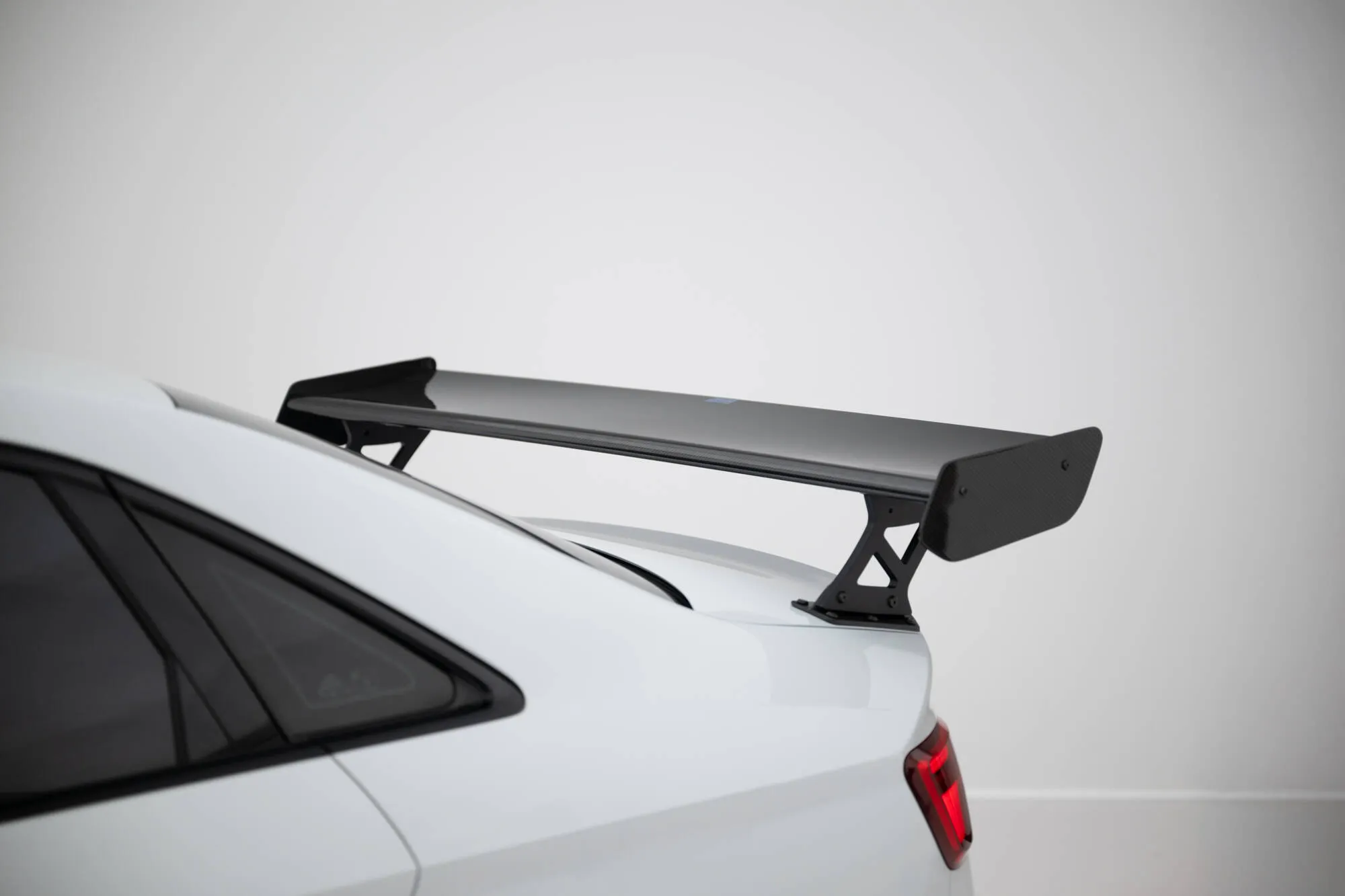 Hekkspoiler med ytre bøyler Audi A3 (S3) 2020-2026 | Carbon Fiber Edition – bilde 3