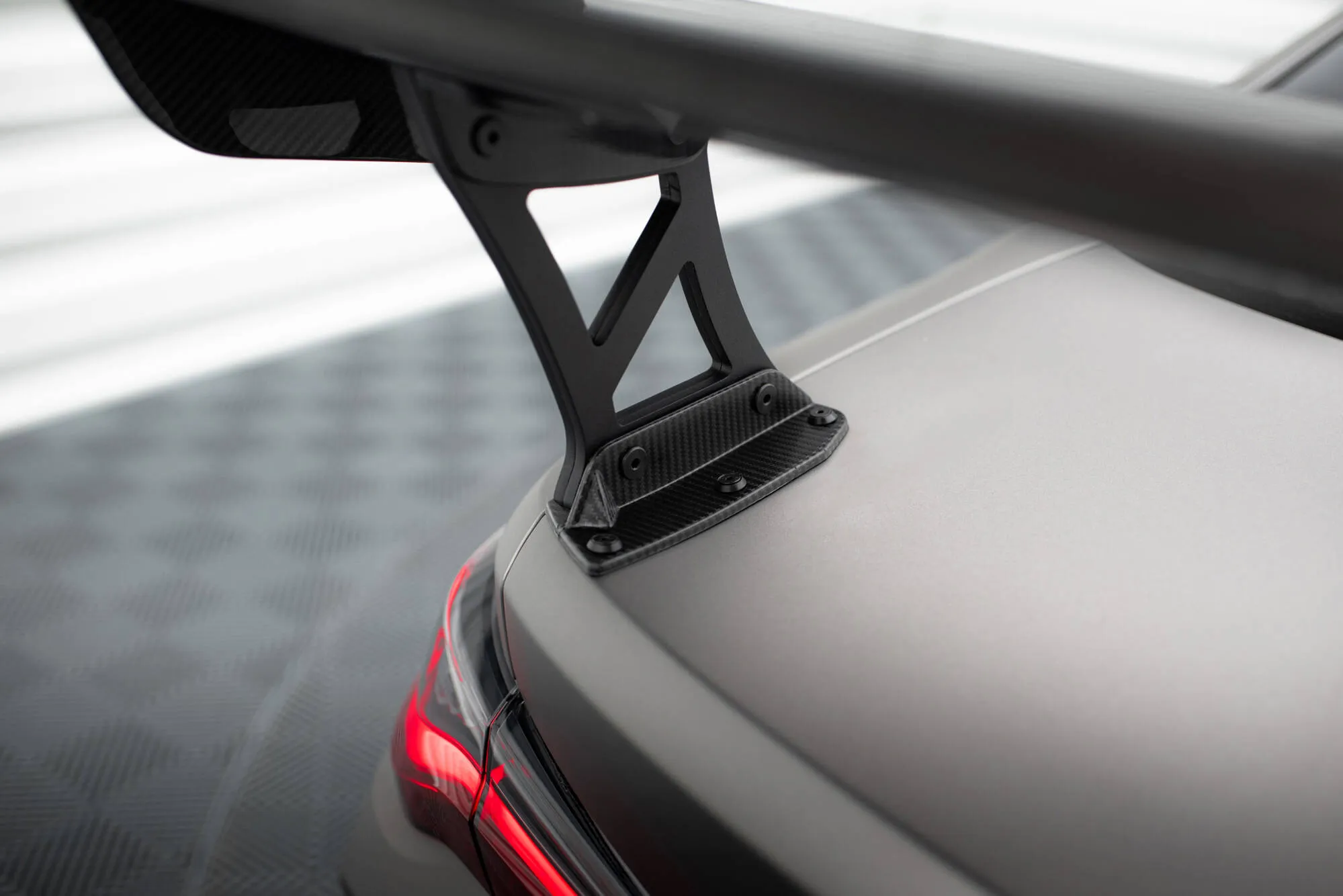 Hekkspoiler med ytre bøyler BMW M4 (G82) 2021-2026 | Carbon Fiber Edition – bilde 2