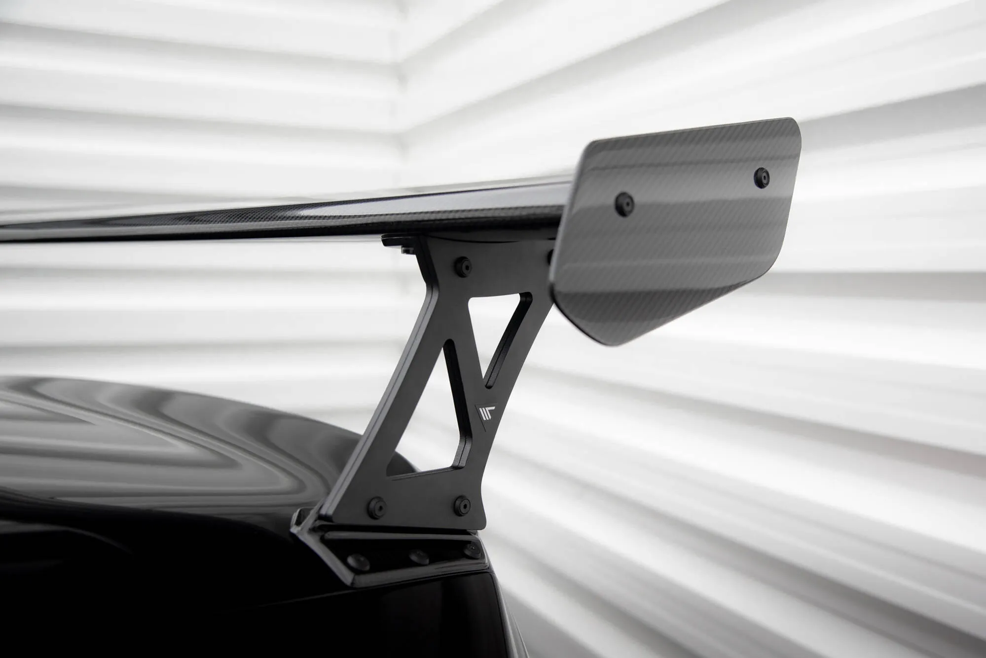Hekkspoiler med ytre bøyler med LED BMW M2 (G87) 2023-2026 | Carbon Fiber Edition – bilde 7