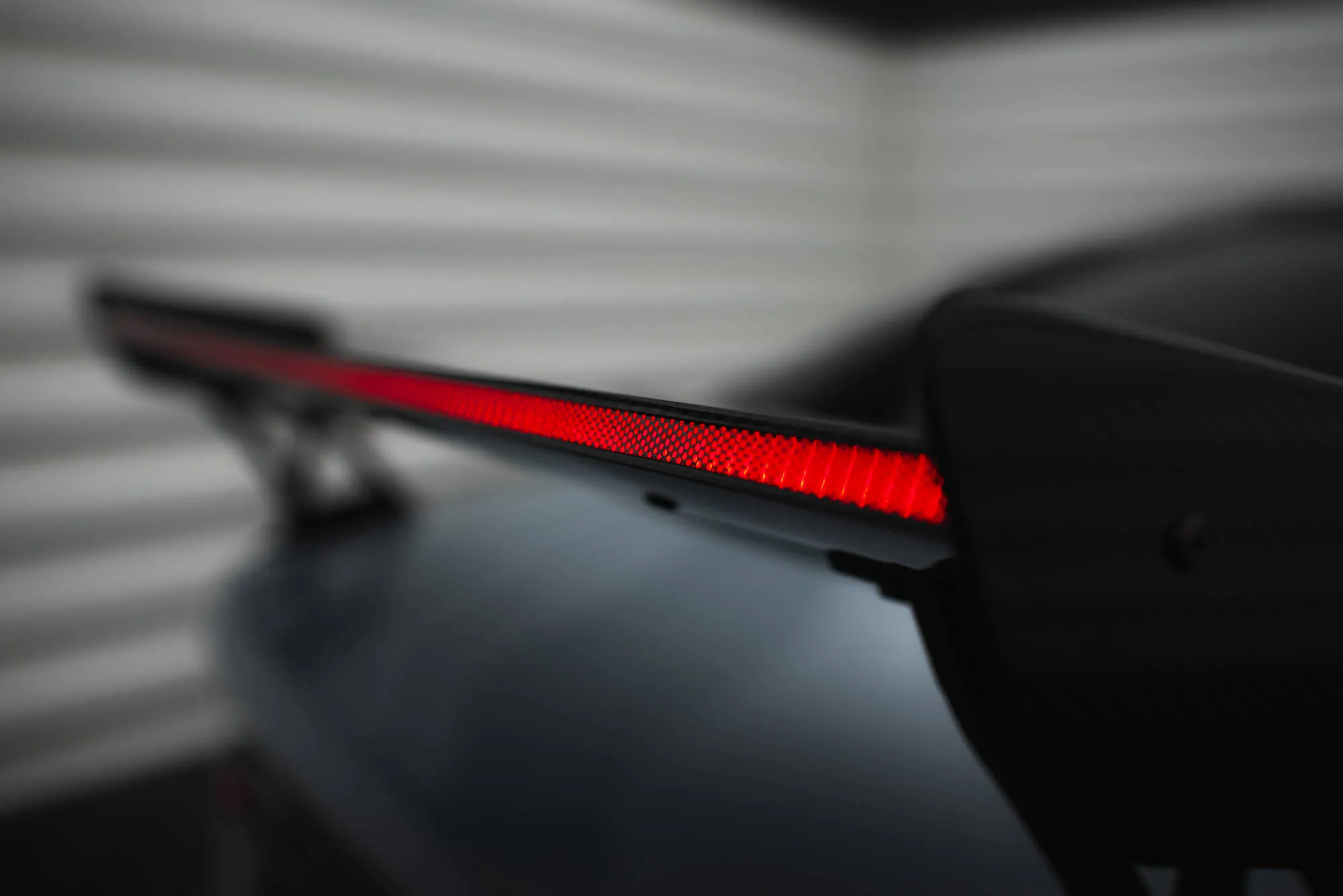Hekkspoiler med ytre bøyler med LED BMW M3 (G80) 2021-2026 | Carbon Fiber Edition – bilde 3