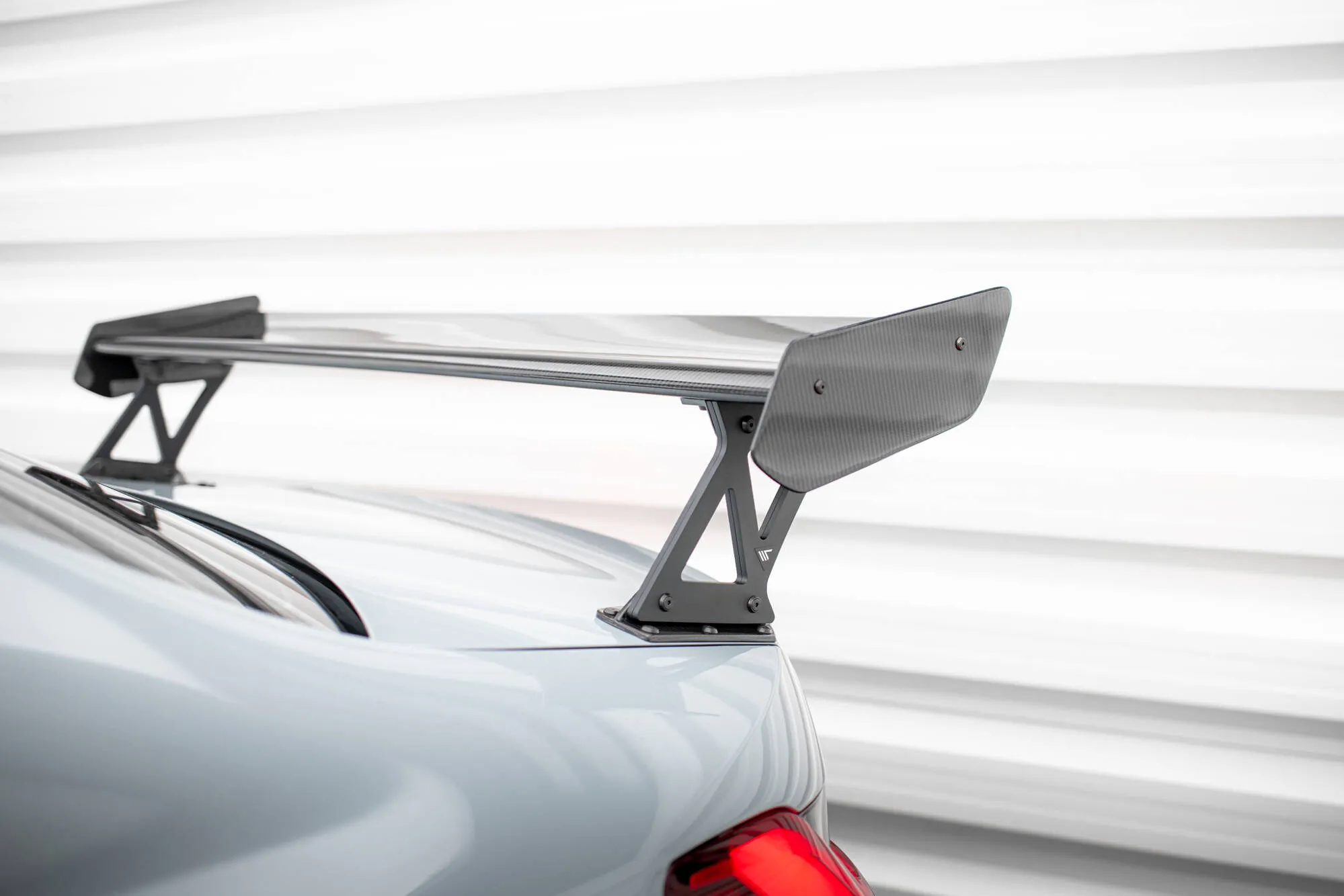 Hekkspoiler med ytre bøyler med LED BMW M3 (G80) 2021-2026 | Carbon Fiber Edition – bilde 4