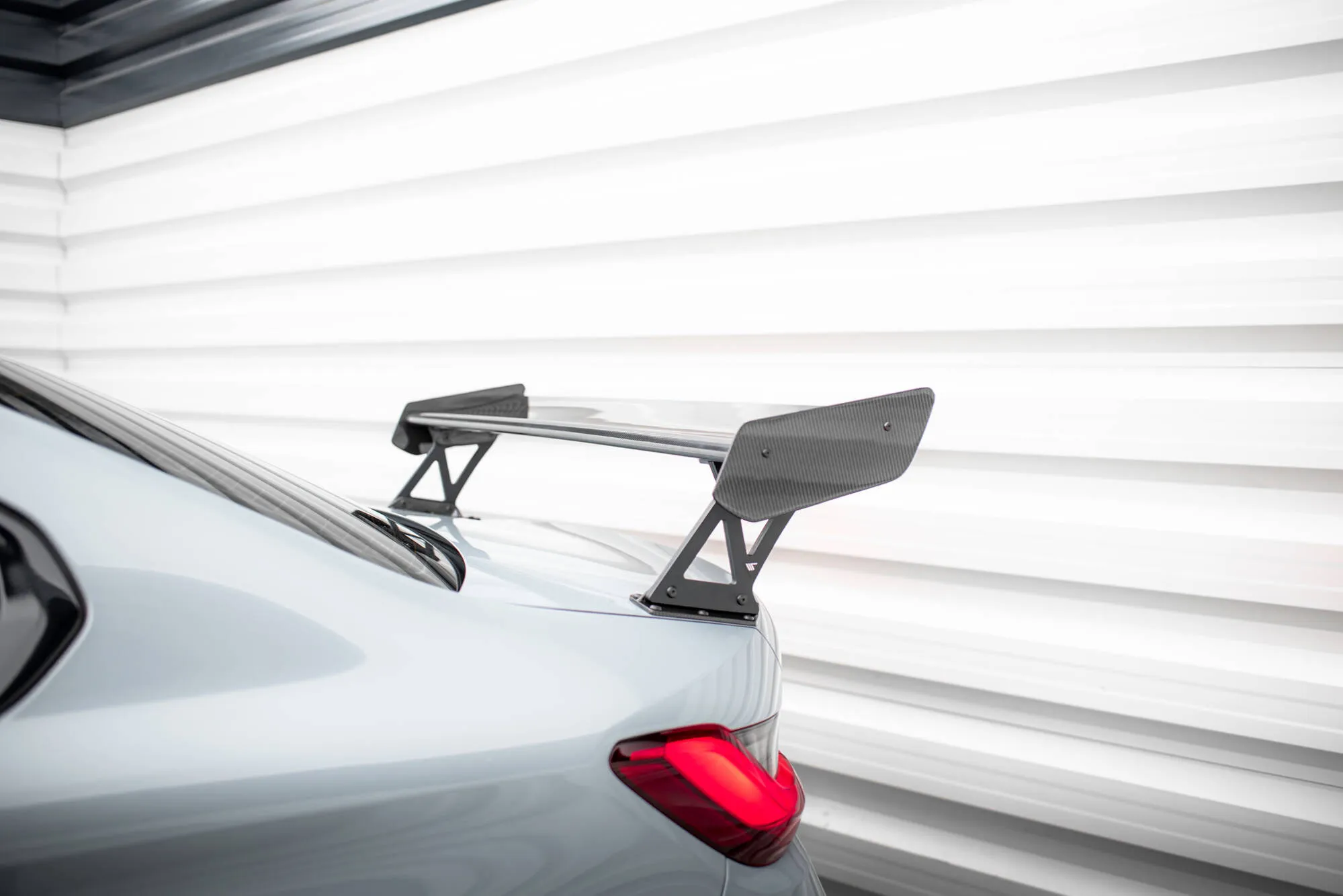 Hekkspoiler med ytre bøyler med LED BMW M3 (G80) 2021-2026 | Carbon Fiber Edition – bilde 5