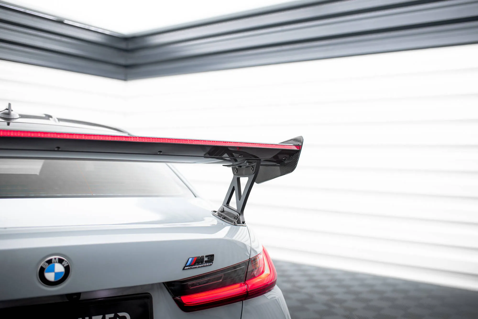 Hekkspoiler med ytre bøyler med LED BMW M3 (G80) 2021-2026 | Carbon Fiber Edition – bilde 9
