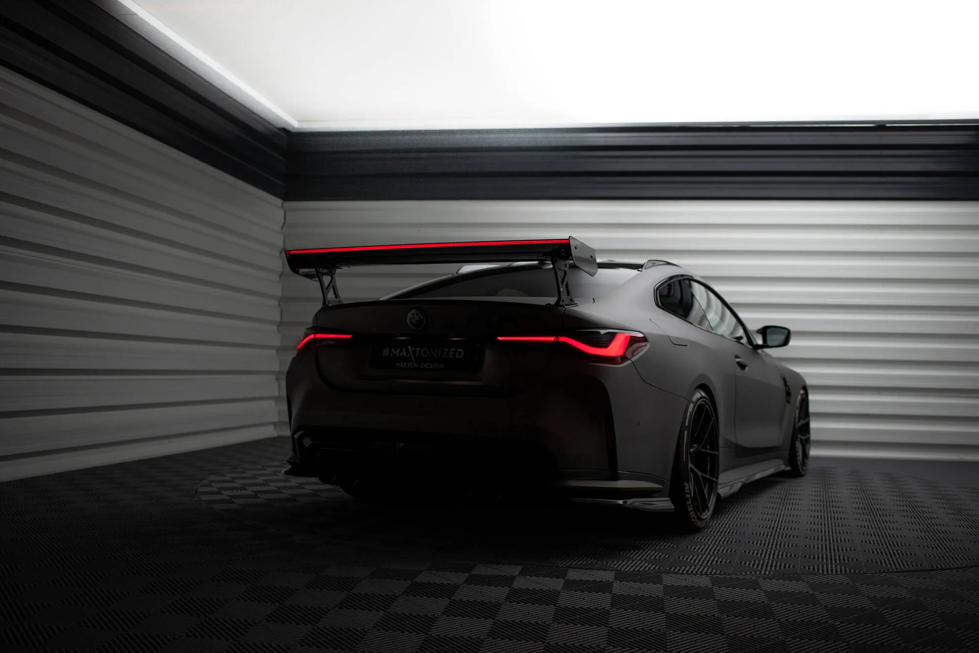 Hekkspoiler med ytre bøyler med LED BMW M4 (G82) 2021-2026 | Carbon Fiber Edition