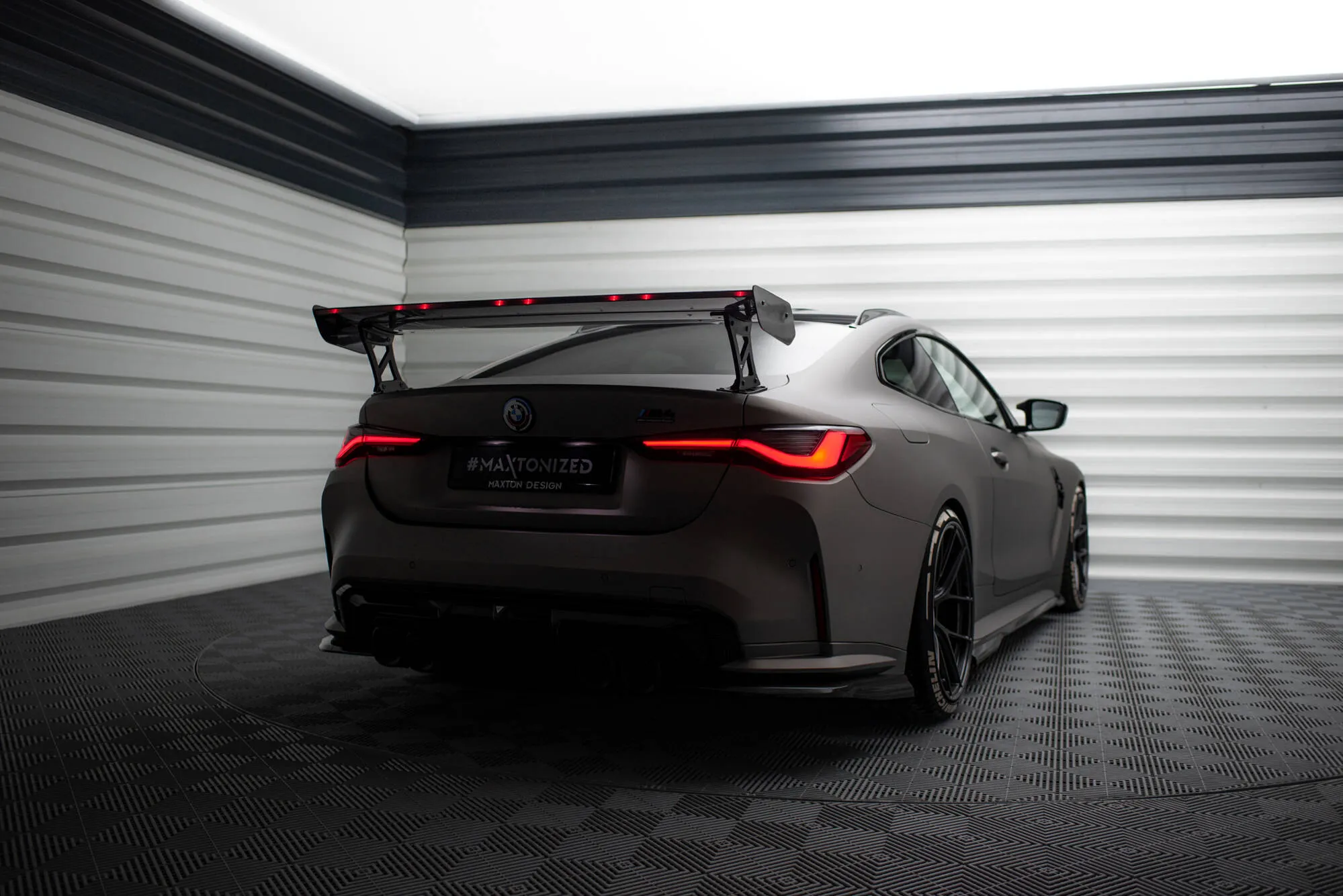 Hekkspoiler med ytre bøyler med LED BMW M4 (G82) 2021-2026 | Carbon Fiber Edition – bilde 2