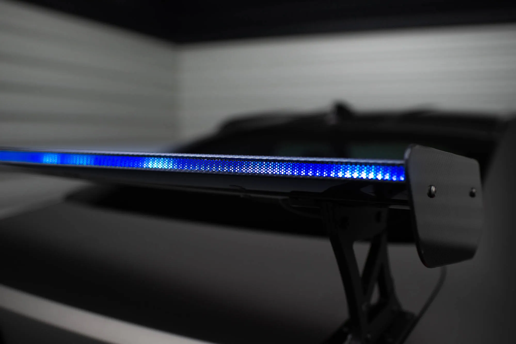 Hekkspoiler med ytre bøyler med LED BMW M4 (G82) 2021-2026 | Carbon Fiber Edition – bilde 3